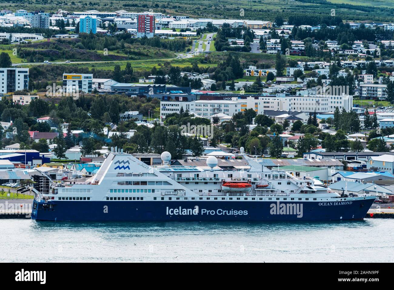 Akureyri, Island - 17 Juli, 2018 Blick auf Akureyri, Stadt, die Hauptstadt des nördlichen Island gesehen von der östlichen Küste von Eyjafjordur Fjord. Der Hafen ein Stockfoto