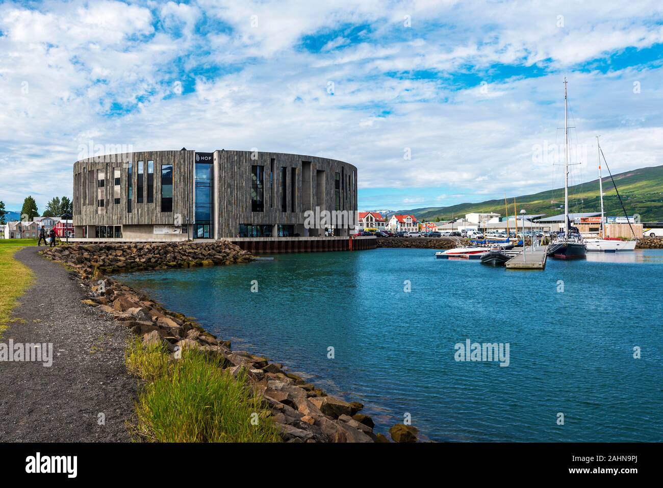 Akureyri, Island - 17 Juli, 2018 Harbourside in Akureyri, Stadt, die Hauptstadt des nördlichen Island. Die buinting des Kulturzentrums am linken Stockfoto