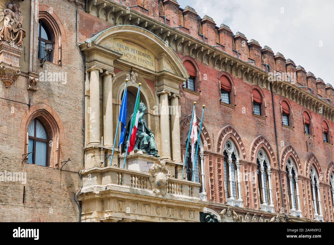 Accursio Schloss oder Rathaus Fassade in Bologna, Italien. Bronzestatue von Papst Gregor XIII., Sitzen und Segen. Stockfoto