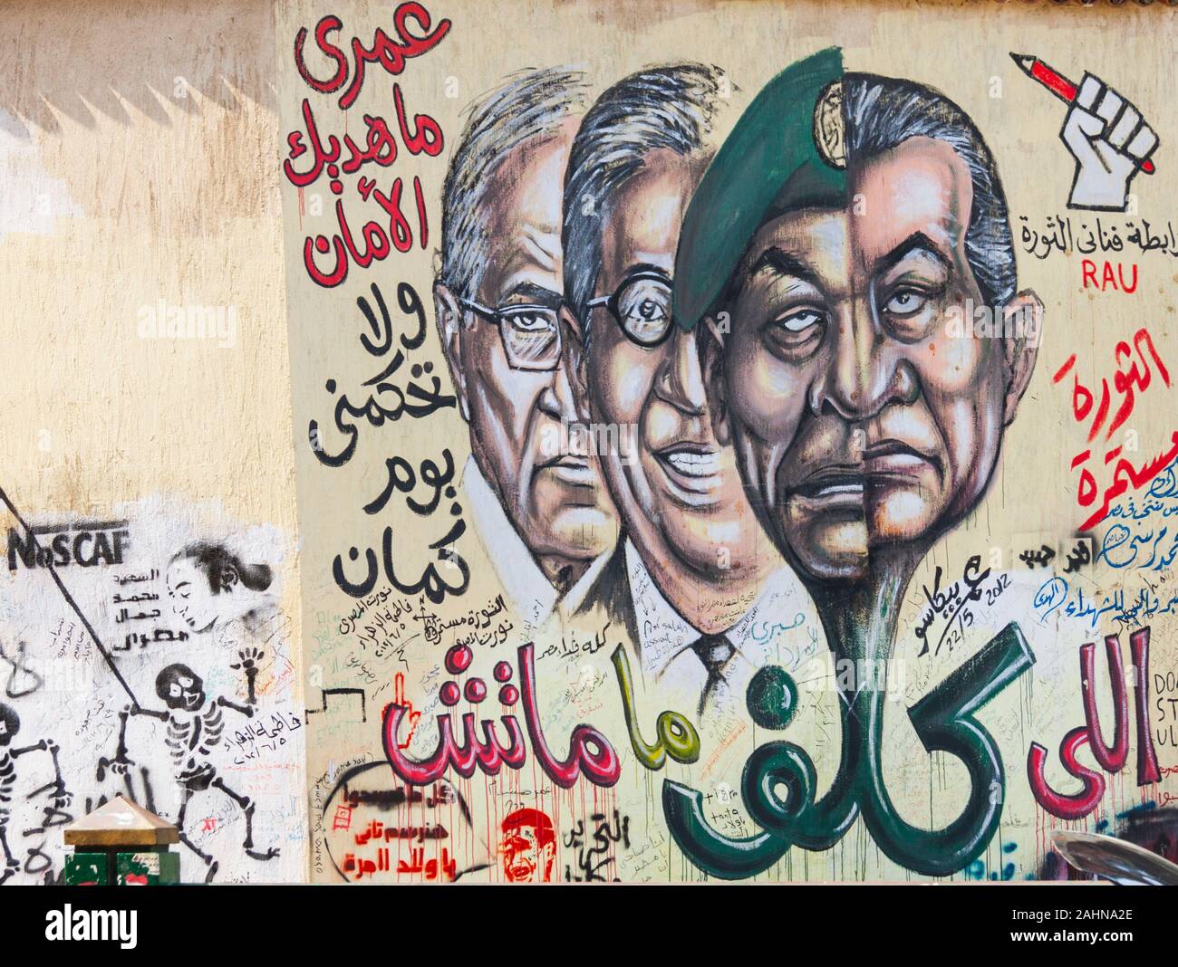 Ägypten, Kairo, Graffiti der ägyptischen Revolution. Die 2 halbe Gesichter der früheren Herrscher und der aktuellen. Stockfoto