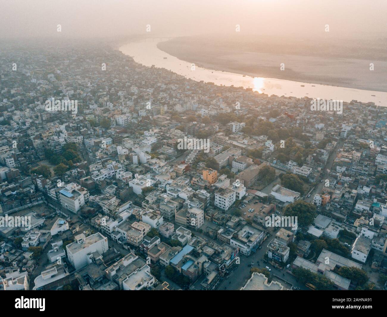 Luftdrohne Aufnahme der heiligen Stadt Varanasi in Indien Stockfoto
