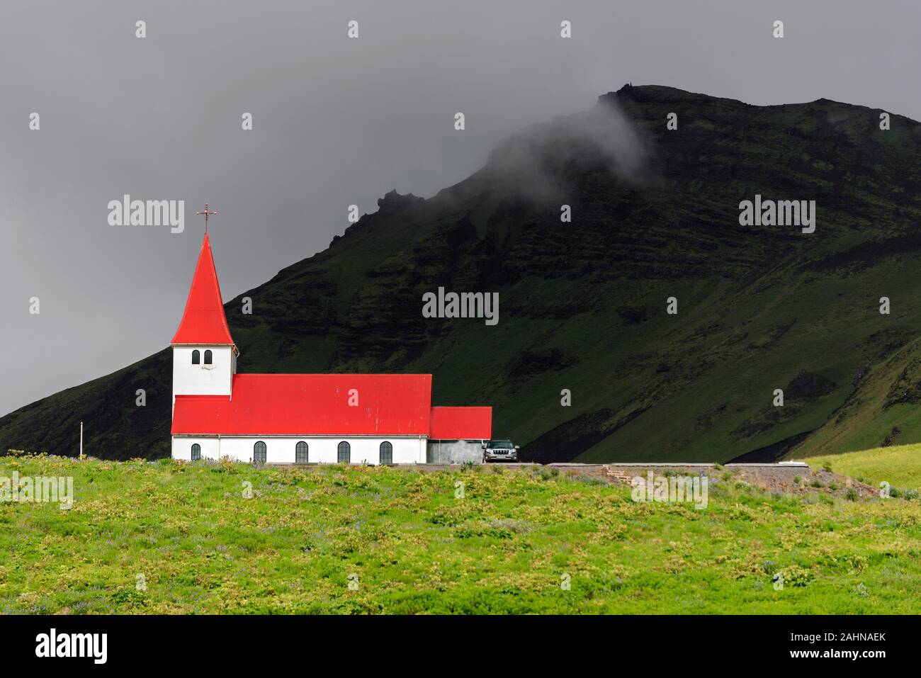 Vik-Kirche in Vik i Myrdal südlichsten Dorf von Island. Berg Hatta durch Wolken abgeschattet wird im Hintergrund Stockfoto