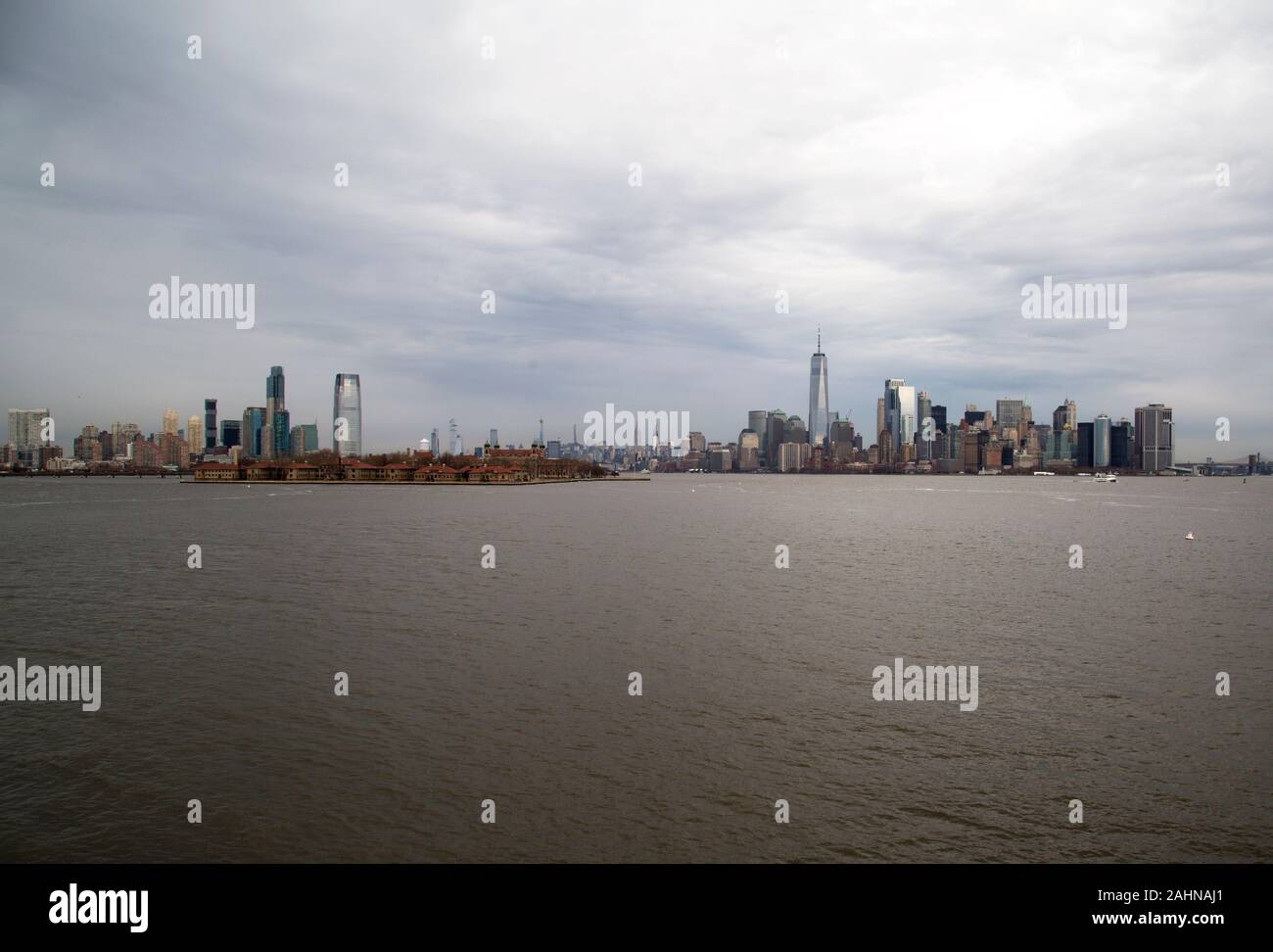 Manhattan Skyline von Liberty Island, New York Harbor, New York, USA. Stockfoto