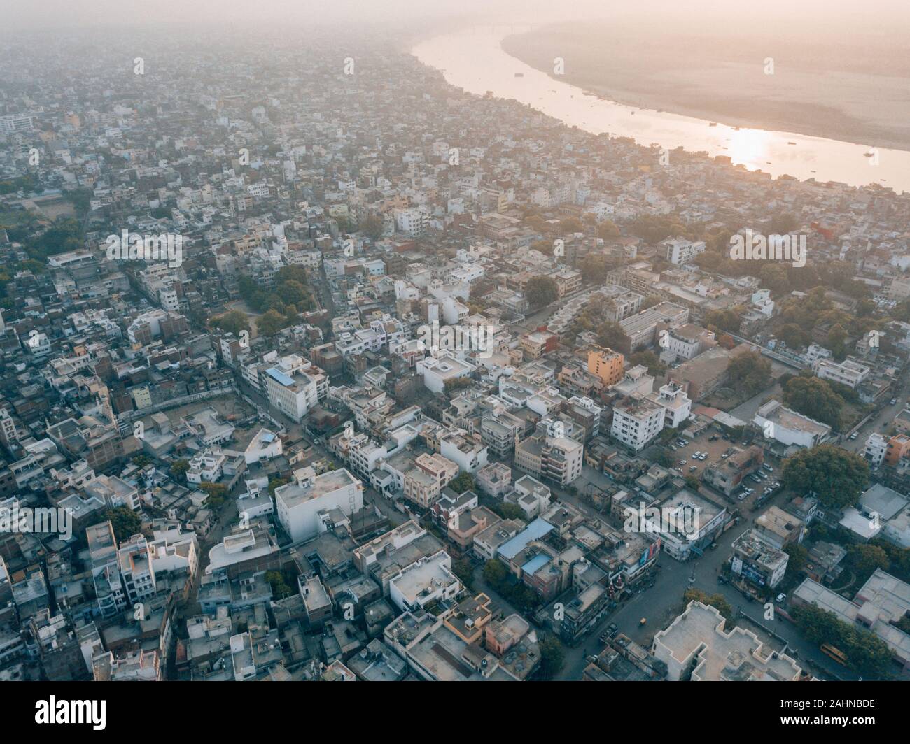 Luftdrohne von der Stadt Varanasi in Indien Stockfoto