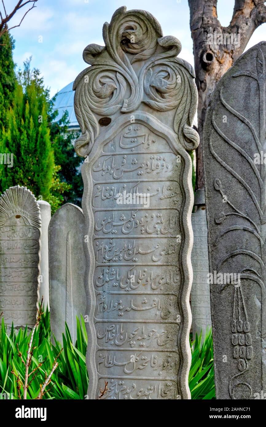 Grabstein auf dem Friedhof der Süleymaniye Moschee, Istanbul, Türkei Stockfoto