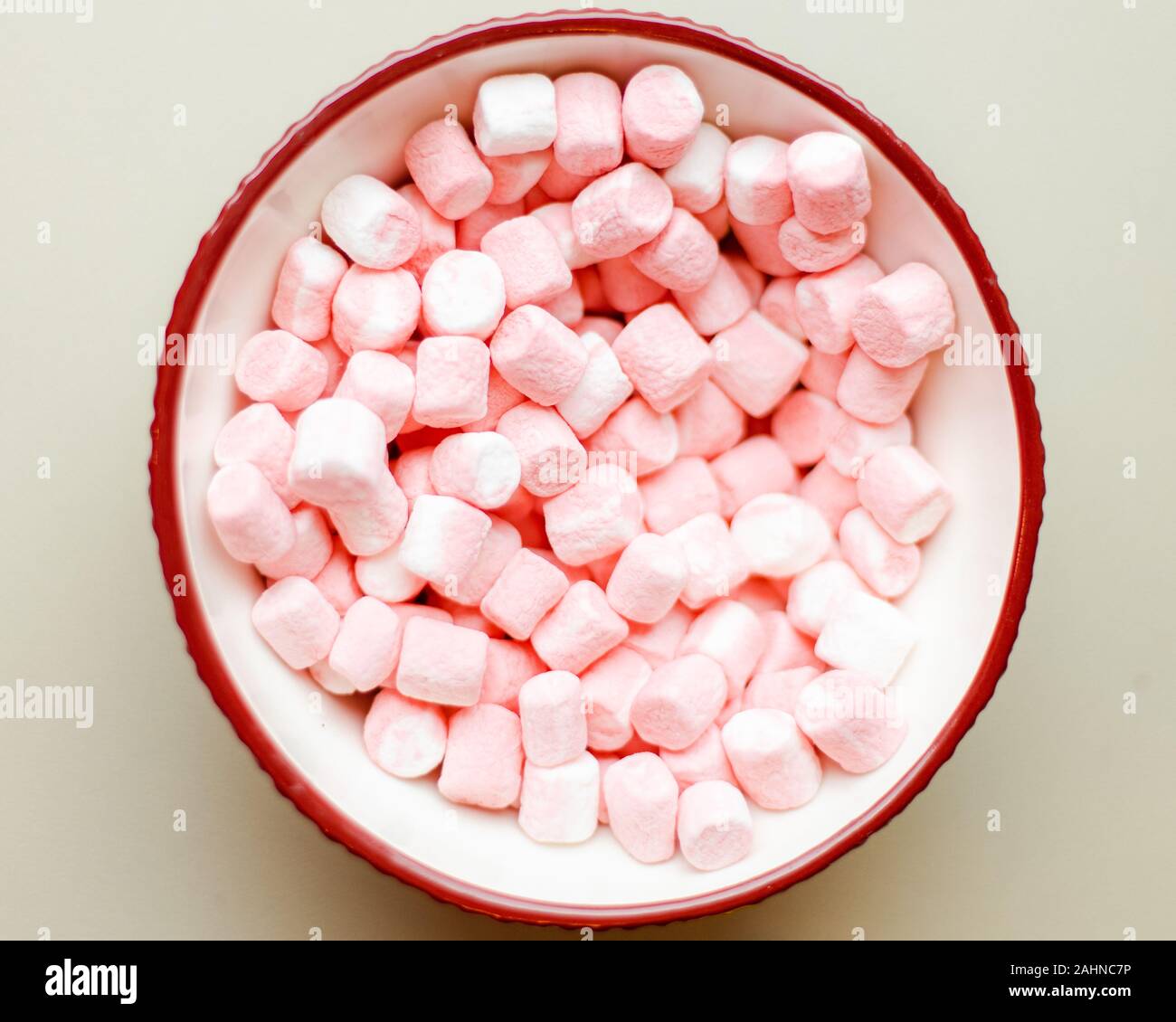 Kleine Miniatur leckeren süßen zuckerhaltigen rosa und weißen Marshmallows in Feiertag-schüssel top down Shot Stockfoto