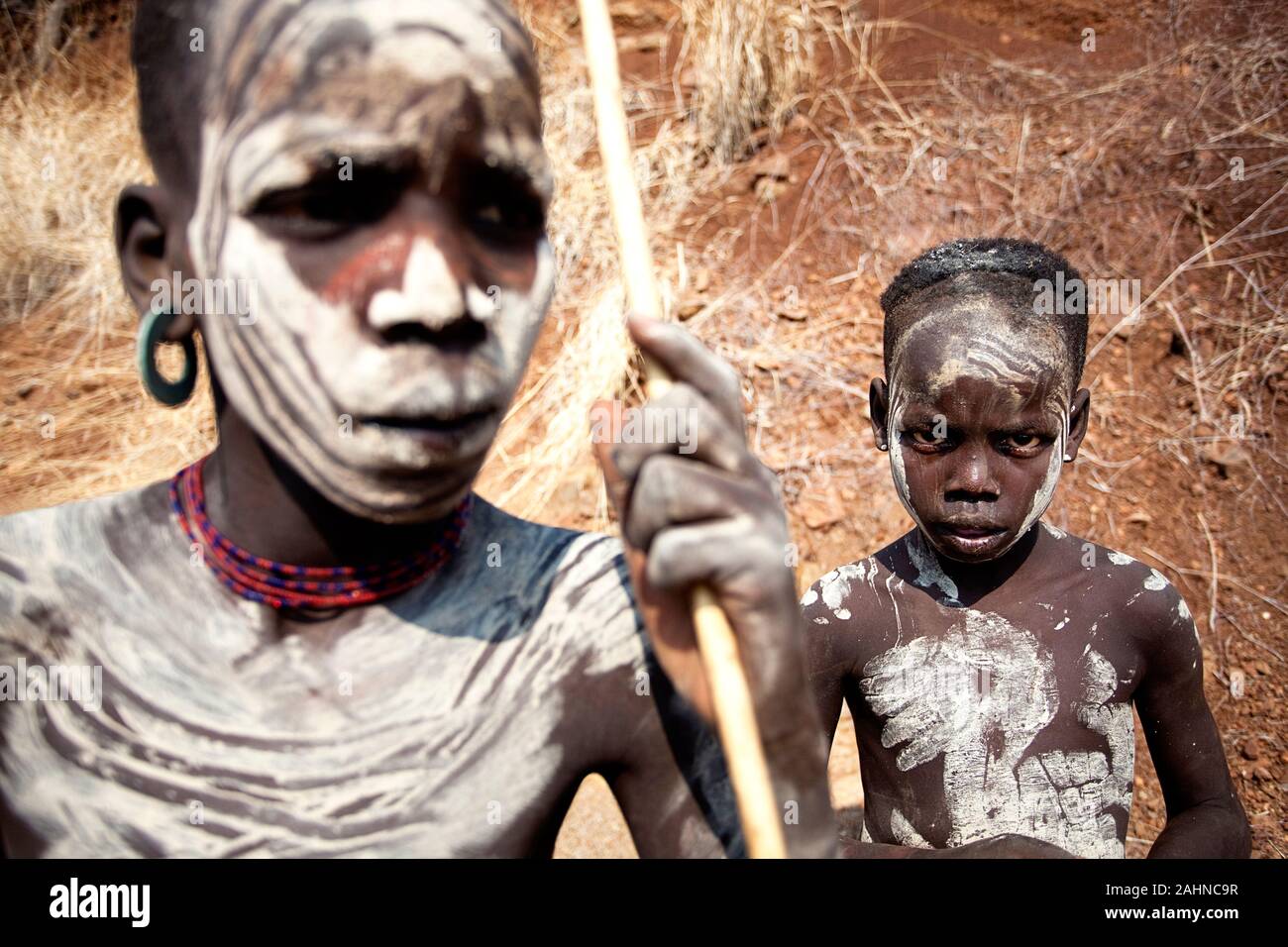 Zwei Jungen Aus Der Mursi Stamm Mit Bemalten Gesichtern Holding Ein 