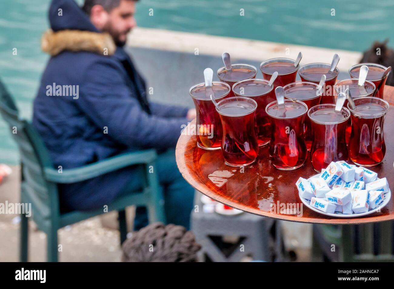 Türkischer Tee in der typischen Art und Weise serviert Stockfoto