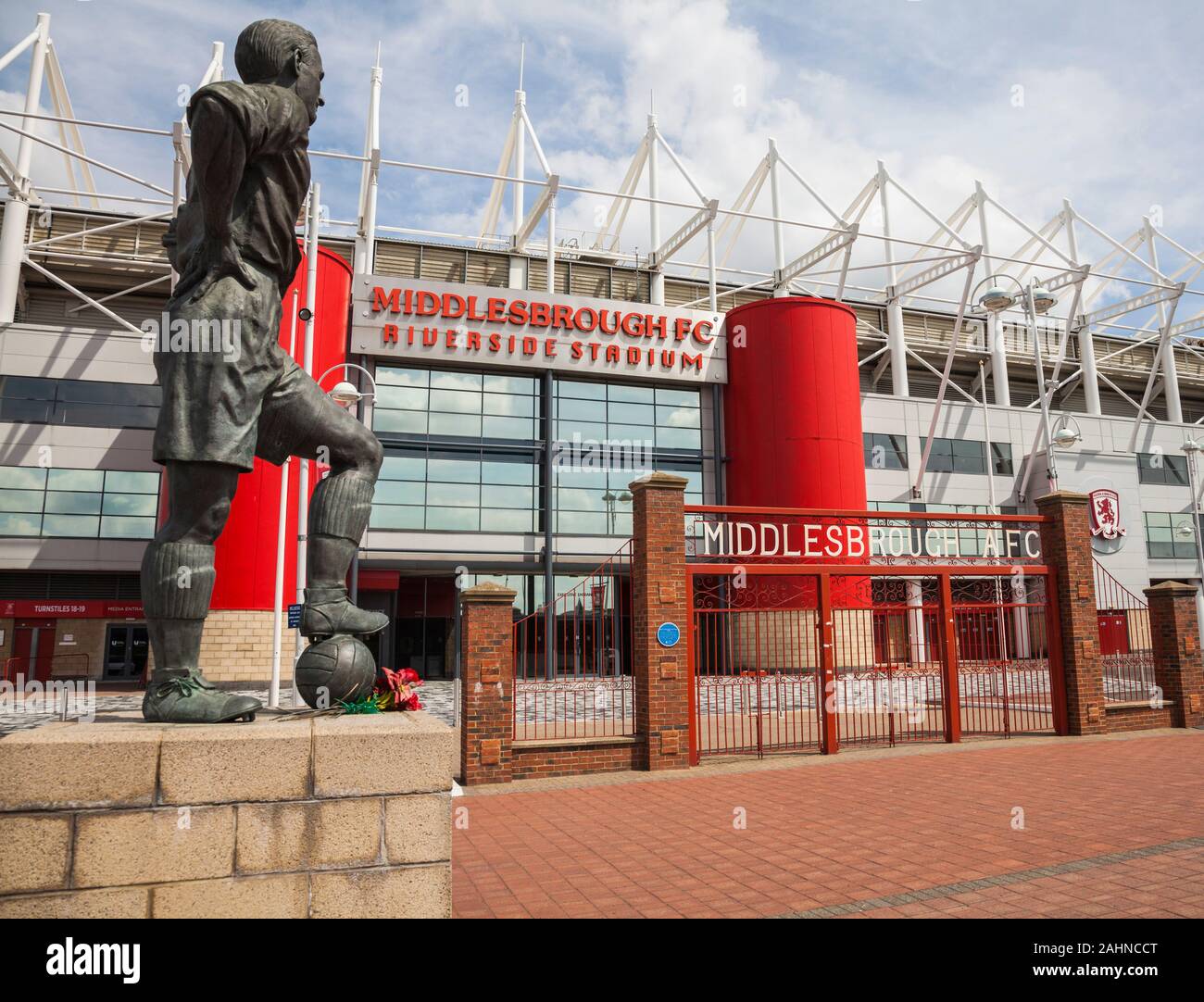 Middlesbrough Football Club, England, Vereinigtes Königreich mit Statue des ehemaligen Spieler, George Hardwick im Vordergrund. Stockfoto