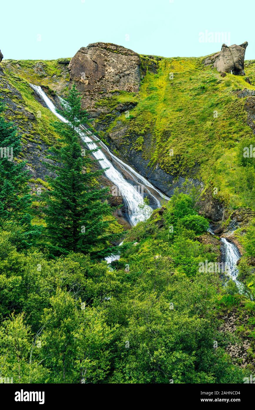 Nahaufnahme der Systrafoss Wasserfall in Kirkjubaejarklaustur Dorf, Skaftarhreppur Gemeinde im Süden von Island. Stockfoto