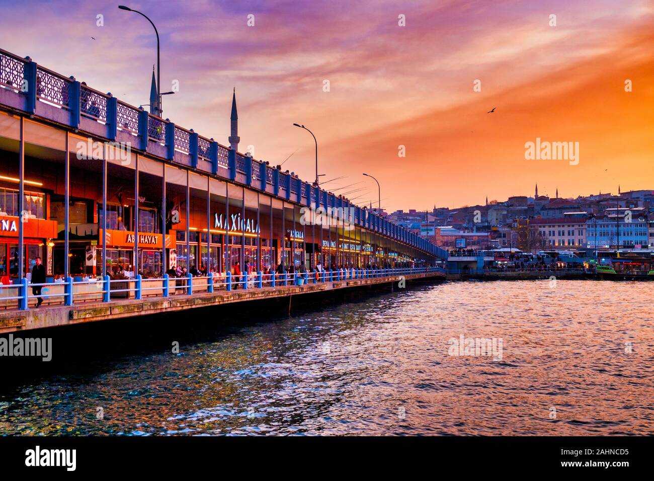 Galata Bridge bei Sonnenuntergang, Istanbul, Türkei Stockfoto