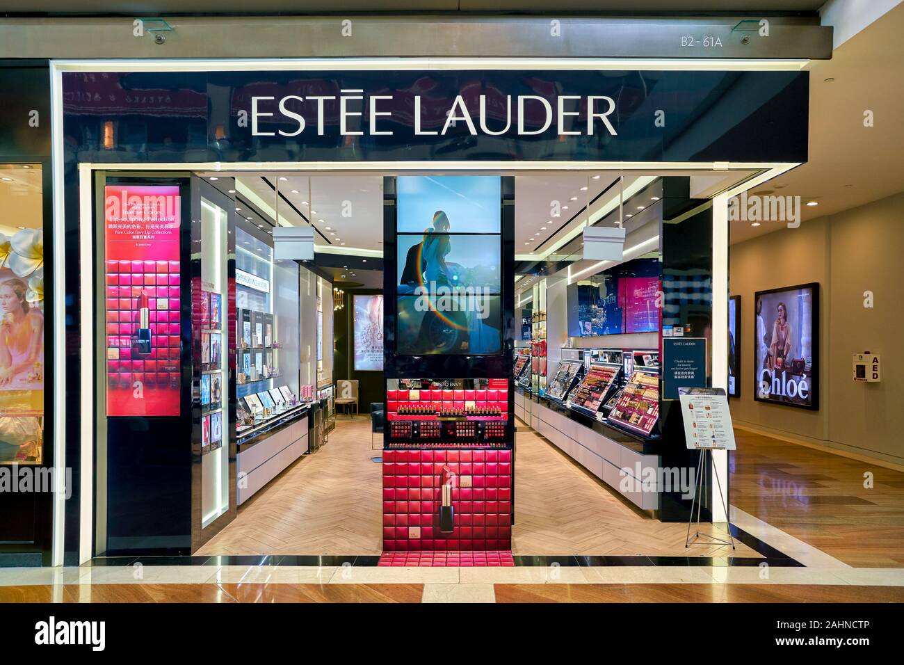 Singapur - ca. April 2019: Kosmetik Produkte auf Anzeige bei Estee Lauder in der Shoppes in Marina Bay Sands. Stockfoto