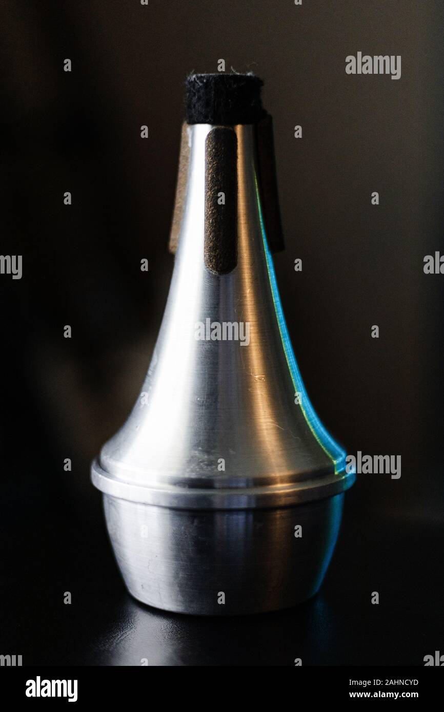 Silber metall Trompete regelmäßige Straight mute Nähe zu sehen. Stockfoto