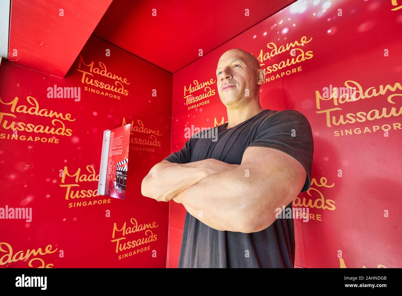 Singapur - ca. April 2019: Nahaufnahme von Vin Diesel Wachs Statue auf Anzeige auf der Insel Sentosa. Stockfoto