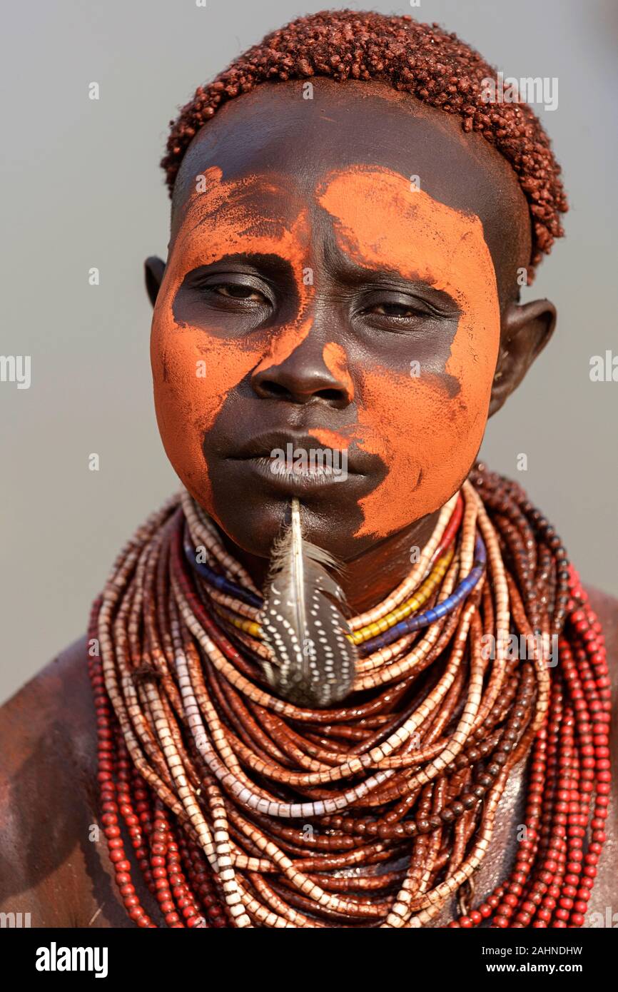 Junge Frau von der Karo Stammes mit bemaltem Gesicht und Halsketten, Omo Valley, Äthiopien, Afrika Stockfoto