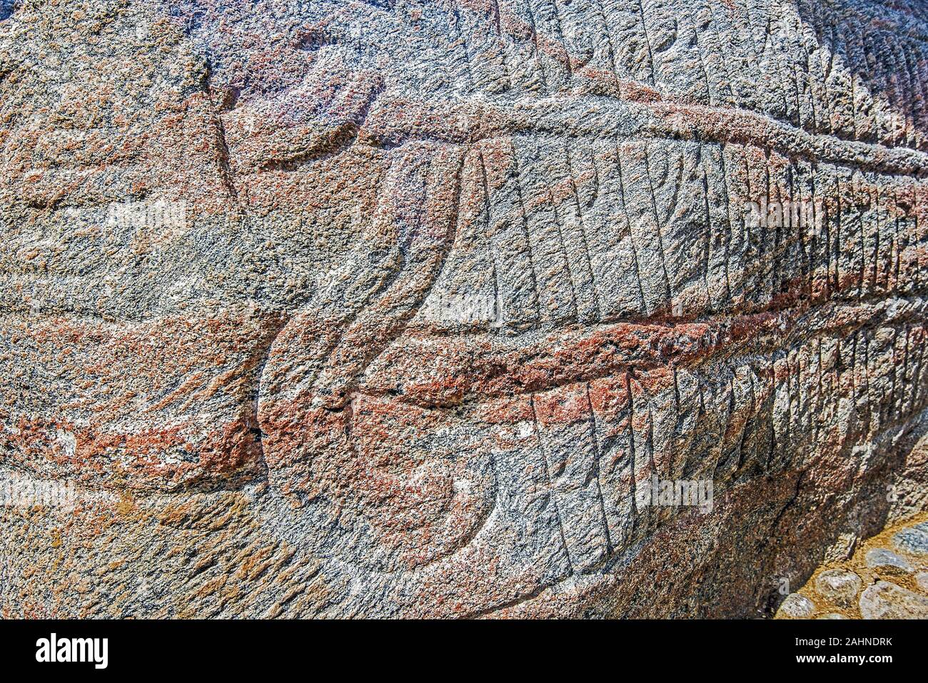 Runic Inschriften auf der Harald Runenstein in Viking historische Stätte von Jelling Dorf von Dänemark. Das Denkmal in Erinnerung an den König Gorms ein Stockfoto