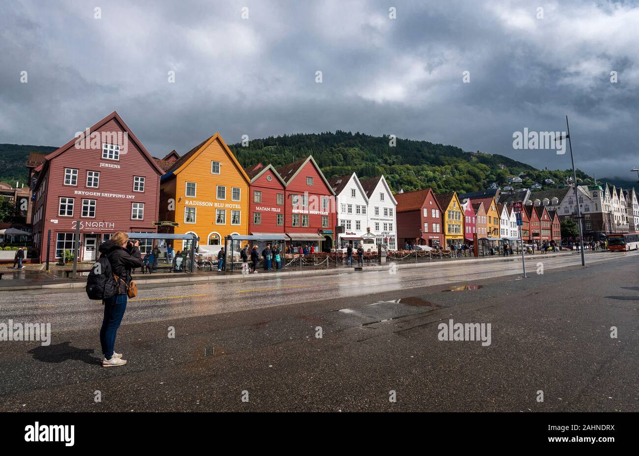 Bergen, Norway-July 27, 2017 Mädchen touristische reden Bild der hanseatischen Gebäude von Bryggen, einem Weltkulturerbe Stockfoto