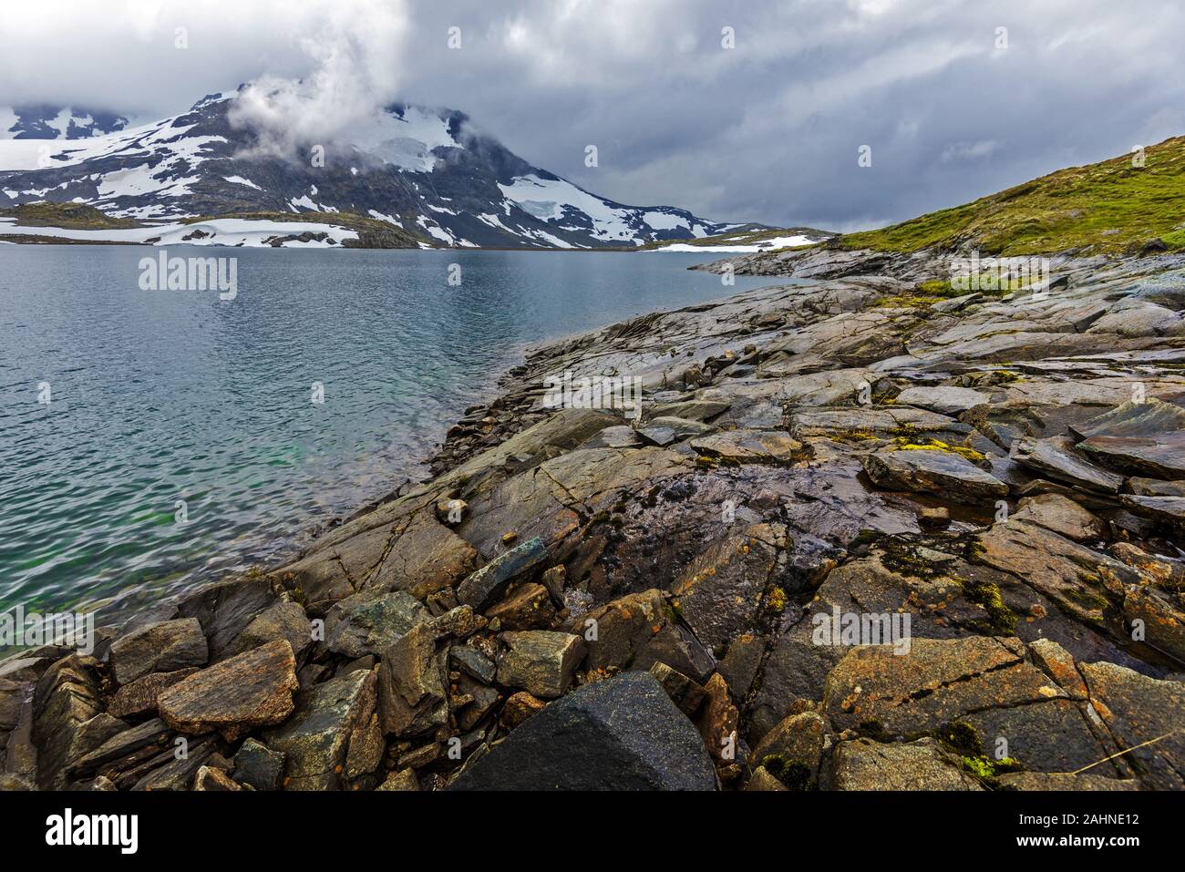 Grenze des Plesteinvatnet See als in Richtung der Damm und Steindalsnosi an angesehen Hintergrund Sporn, mit schweren Wolken bedeckt. Sogn und Fjordane Stockfoto