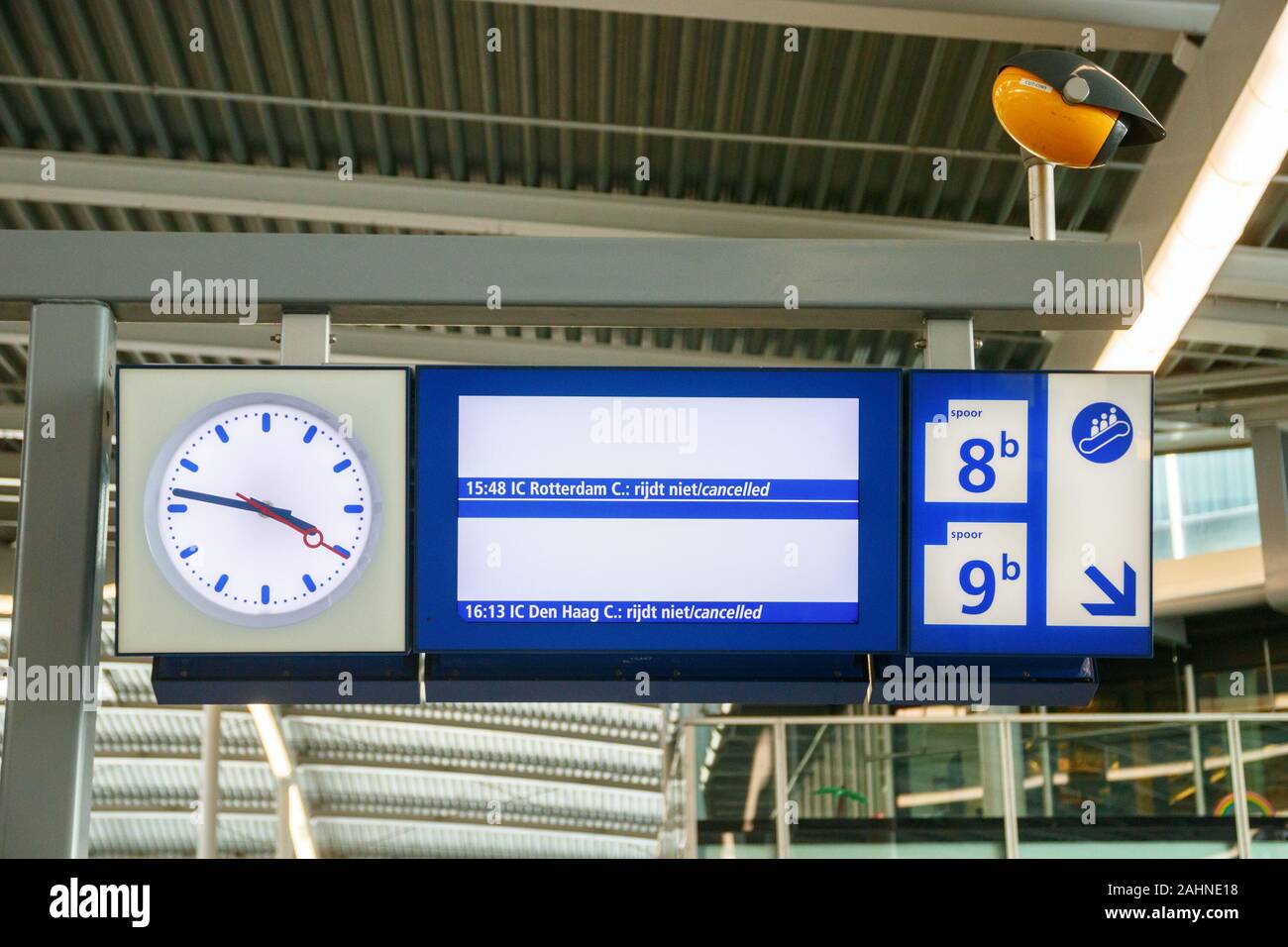 Wecker und ein großes Display an der Utrecht Centraal Station Hall, zeigt die Richtung auf den Plattformen und Informationen über abgebrochen Züge. Stockfoto