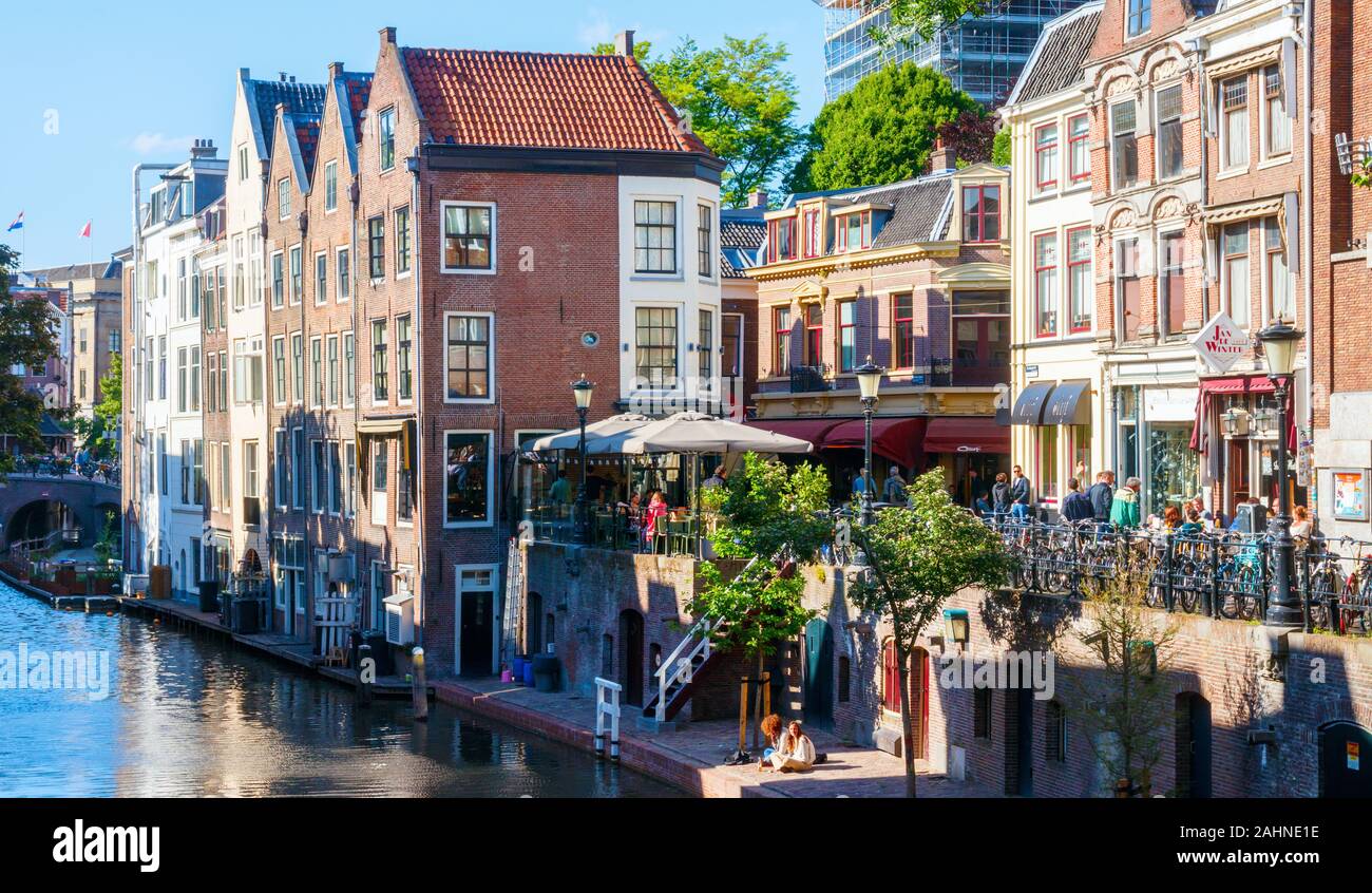 Ansicht des historischen Stadtzentrums mit Häusern und Anlegestellen der Oudegracht (alten Kanal) und die donkere Gaard Straße. Utrecht, Niederlande. Stockfoto