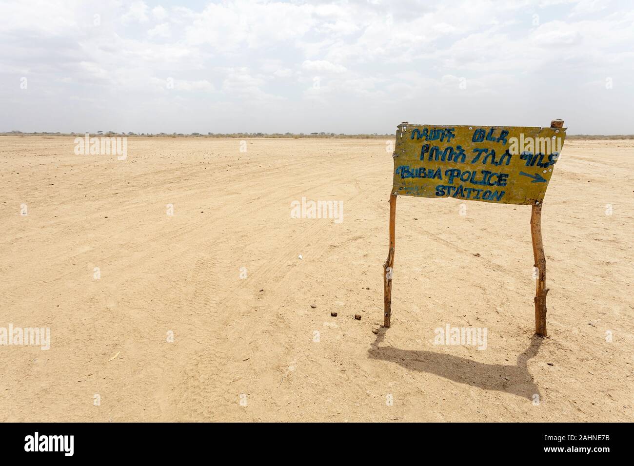 Schild der Polizeistation in der Wüstenlandschaft nahe dem turkana-see, der Grenze Äthiopiens und Kenias Stockfoto