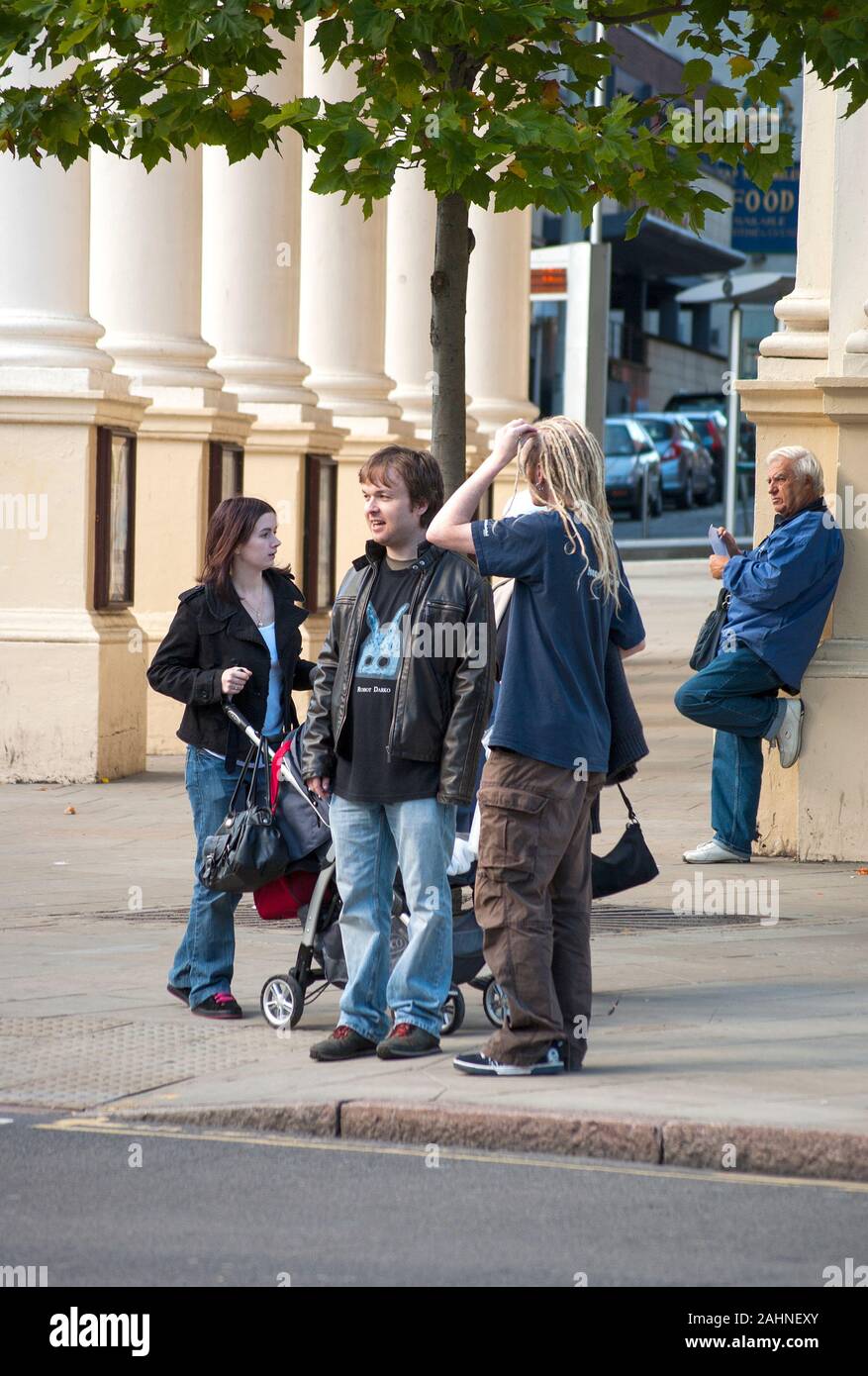 Beliebige Leute auf einem Bürgersteig in Nottingham, East Midlands, Großbritannien Stockfoto