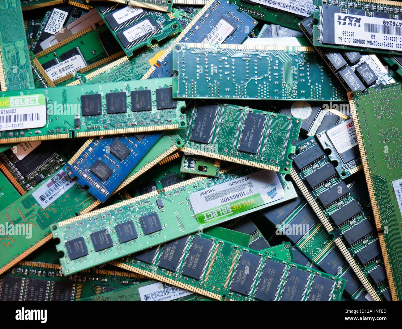 Wien/Österreich - vom 4. Juni 2019: Stapel von ausrangierten Computer Memory Boards auf ein Fach in einem Recycling und Verwertung Compound in Wien sortiert Stockfoto