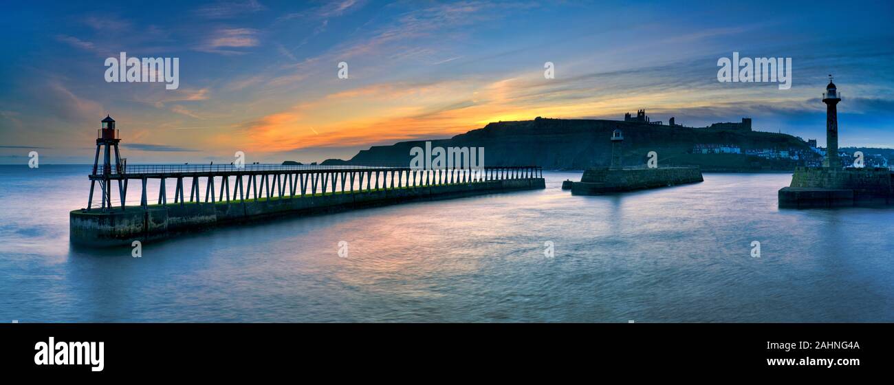 Whitby, North Yorkshire. 31 Dez, 2019. UK Wetter: Winter Sonnenaufgang über dem Hafen Piers und Abtei am letzten Tag von 2019, Quelle: John Potter/Alamy leben Nachrichten Stockfoto