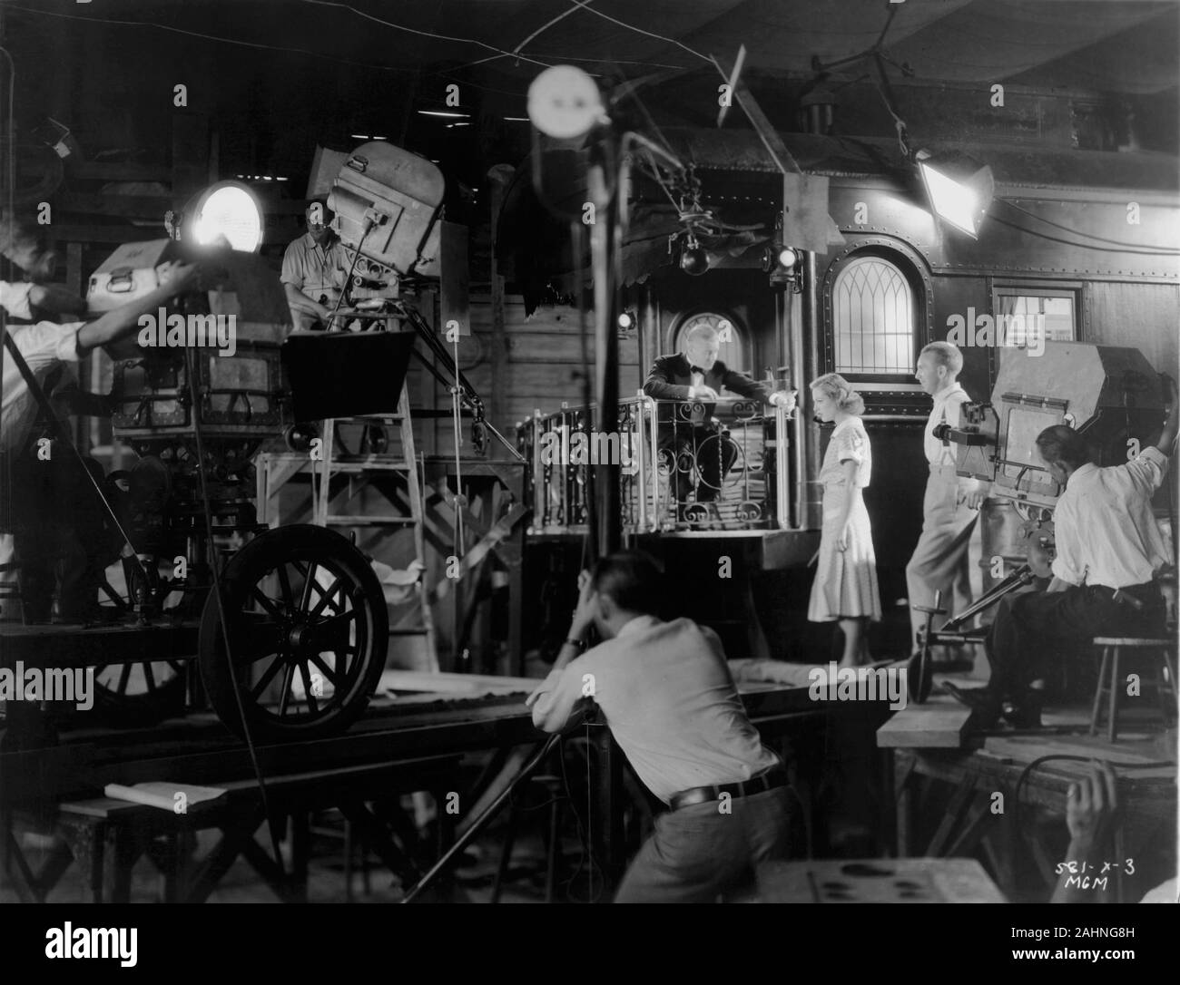 JOAN CRAWFORD und Richard "SKEETS" Gallagher und Film Crew am Set offen Dreharbeiten zug Reihenfolge in besaß 1931 Regisseur Clarence Brown Metro Goldwyn Mayer Stockfoto