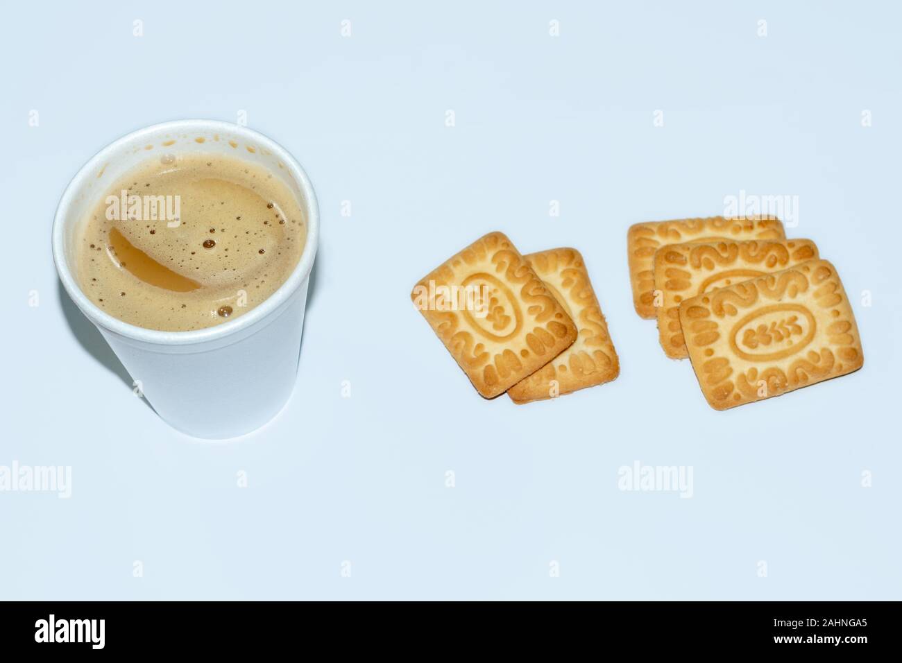 Heißen Tee Kaffee mit Milch und Honig Kekse Cookies - Pause Imbiss Stockfoto