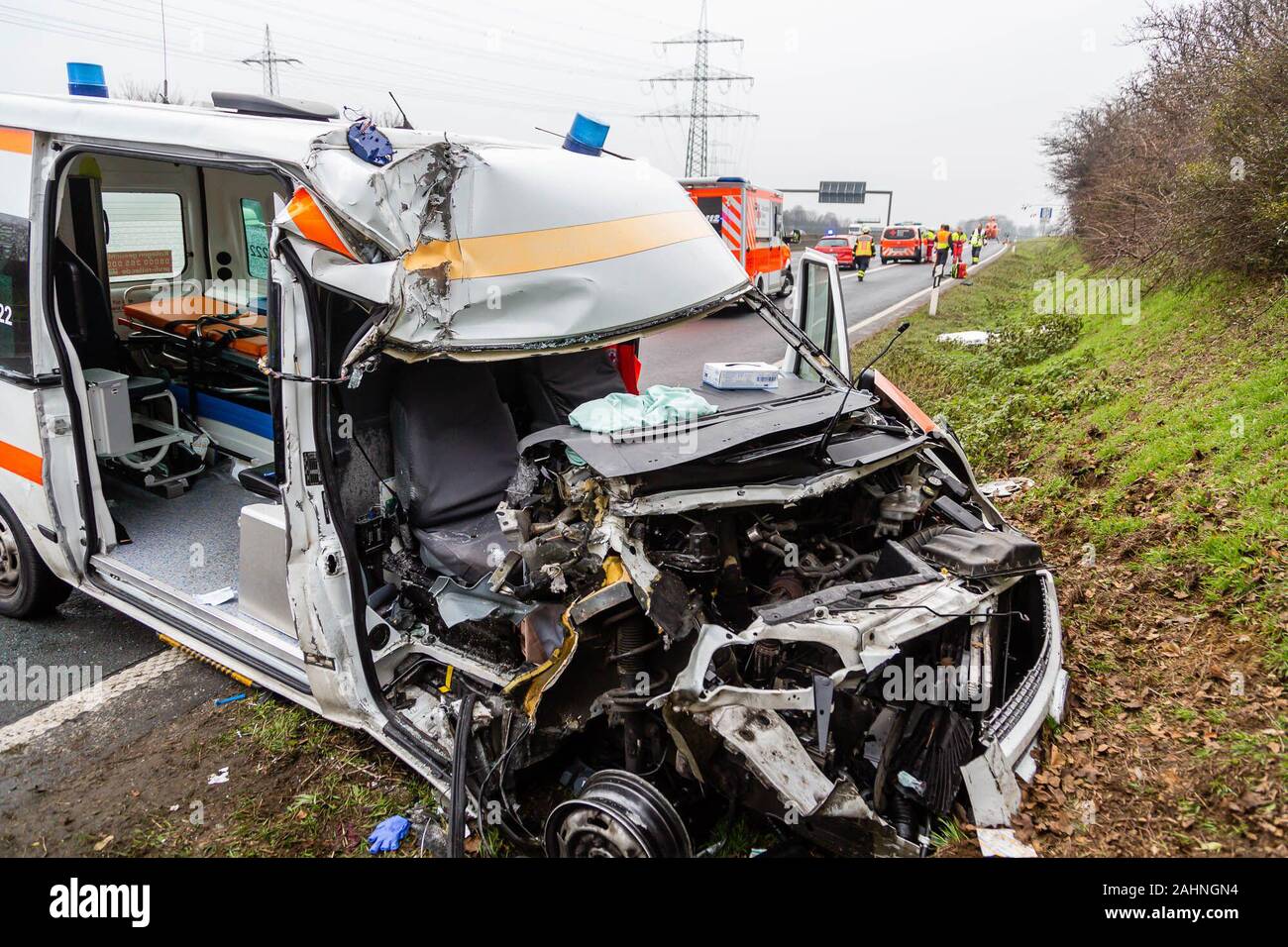 Hessen, Deutschland. 31. Dez 2019. Auf der A 5 zwischen der Anschlussstelle Bad Homburg und Frankfurt (Hochtaunuskreis), ein schwerer Unfall ereignete sich zwischen einem Rettungswagen und einem Lkw um 10:30 Uhr am Dienstag. Nach ersten Feststellungen, der RTW kollidiert mit dem Fahrzeug, dann krachte in die Leitplanke und kam dann zu einem Stillstand im Graben. Der Passagier der Krankenwagen wurde schwer verletzt und musste von der Feuerwehr mit hydraulischem Rettungsgerät befreit werden. Der Fahrer des RTW wurde leicht verletzt. Quelle: dpa Picture alliance/Alamy leben Nachrichten Stockfoto