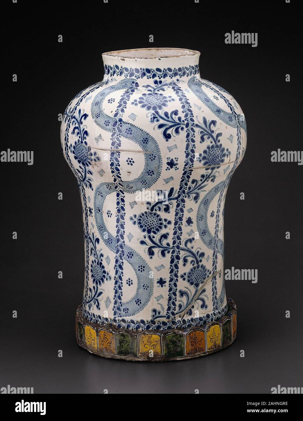 Talavera Poblana (unbekannte Rolle). Glas mit vertikalen Fließende Bands und Reben mit Sunflowerlike Blüten. 1700 - 1750. Puebla. Zinn - glasierte Irdenware Talavera poblana, ein Tin-glasiert Steingut, in der mexikanischen Stadt Puebla gemacht wurde zu Beginn des 16. Jahrhunderts. Die Bezeichnung bezieht sich auf die Majolika-produzierenden Stadt Talavera de la Reina in Spanien. em Talavera emuliert die Entwürfe von modischen importiert Spanische Keramik; wie seine spanischen Prototypen, zeigte es den Einfluss der Islamische, chinesische, italienische und französische Keramik, alle im kosmopolitischen Spanien während des fünfzehnten und s Stockfoto