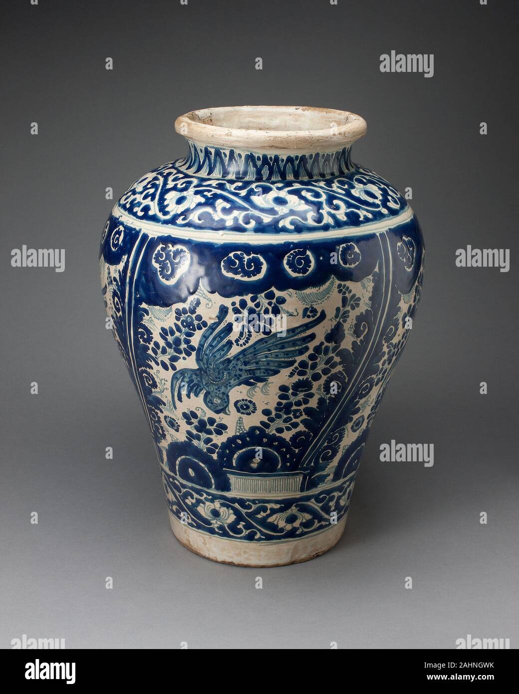 Talavera Poblana (unbekannte Rolle). Vase mit der Darstellung eines Phoenixlike Vogel. 1700 - 1750. Puebla. Zinn - glasierte Irdenware chinesischem blau-weiß Porzellan in Amerika in den 1570ern, als die Manila Galeonen begann den Pazifischen Ozean überqueren aus Mexiko in die spanischen Philippinen und zurück kamen. Ladungen der Asiatischen Luxusgüter Landung in Acapulco Waren umgeschlagen zu Colonial Mexico City und Puebla, wo Sie bis Versand über den Atlantik nach Sevilla fort geblieben. Eine florierende keramischen Industrie entwickelt in Puebla, die Herstellung von Porzellan und Steingut glasiert imitieren frei Anpassung Chi Stockfoto