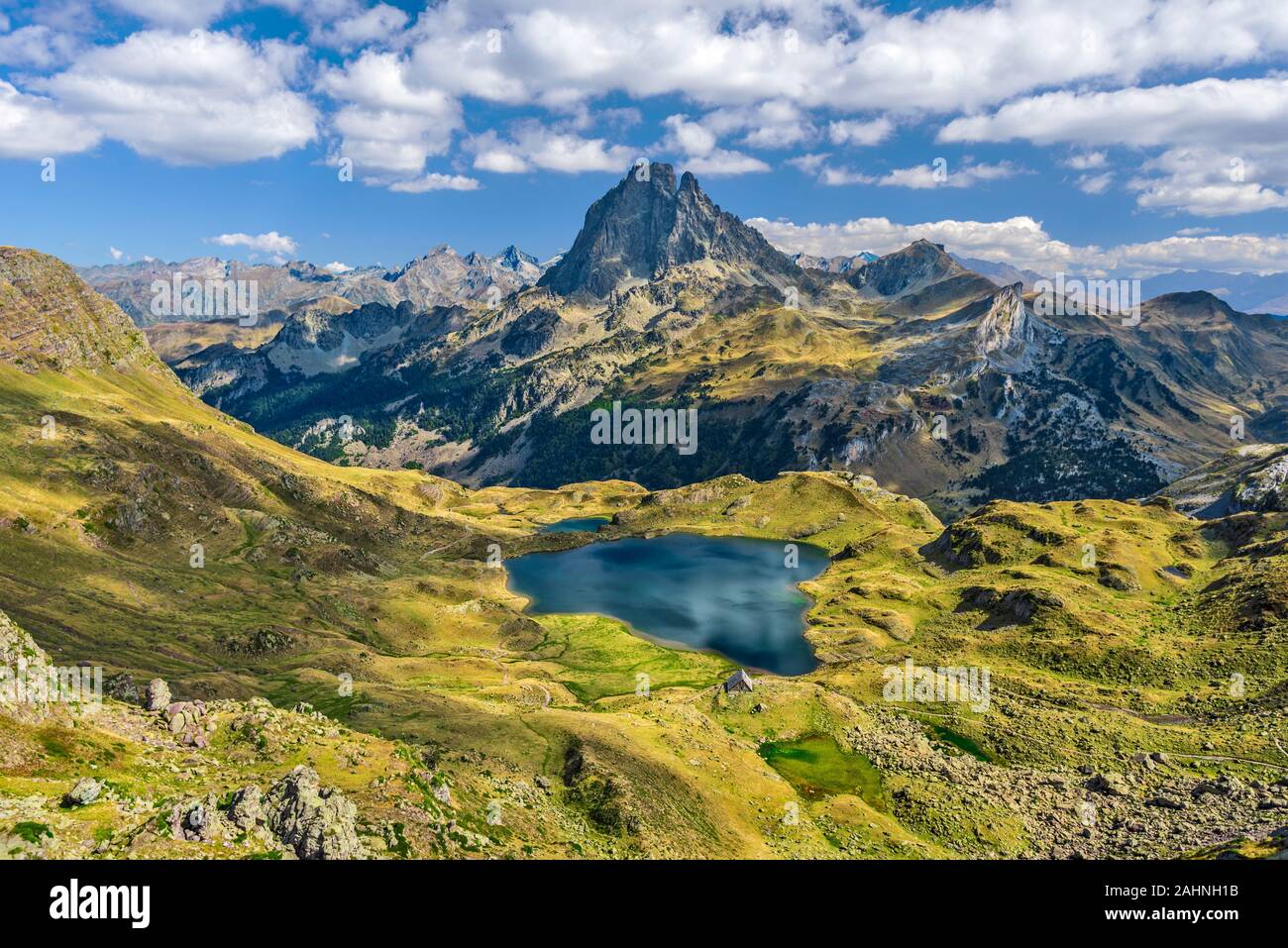 Blick auf Ossau Tal vom Berg Ayous in Franch Atlantischen Pyrenäen, wie im Oktober gesehen. See Gentau ist im Vordergrund der berühmten Pyrenäen Stockfoto
