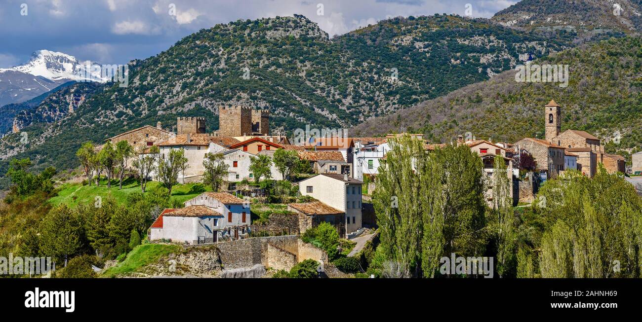 Panoramablick auf Binies Dorf in der Region Aragonien der spanischen Pyrenäen. Das Schloss et Links und San Salvador Kirche ist auf der rechten Seite. Stockfoto