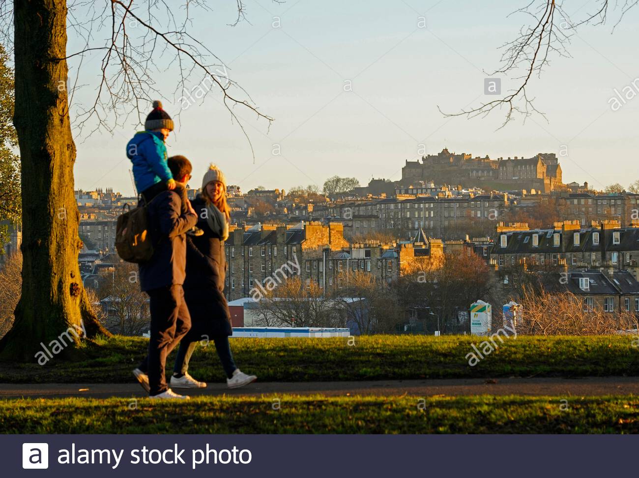 Edinburgh, Schottland, Großbritannien. 31. Dez 2019. Im Freien genießen an einem kalten, klaren und hellen Silvester kurz vor Einsetzen der Dämmerung in Inverleith Park, mit Blick auf das Edinburgh Castle. Quelle: Craig Brown/Alamy leben Nachrichten Stockfoto