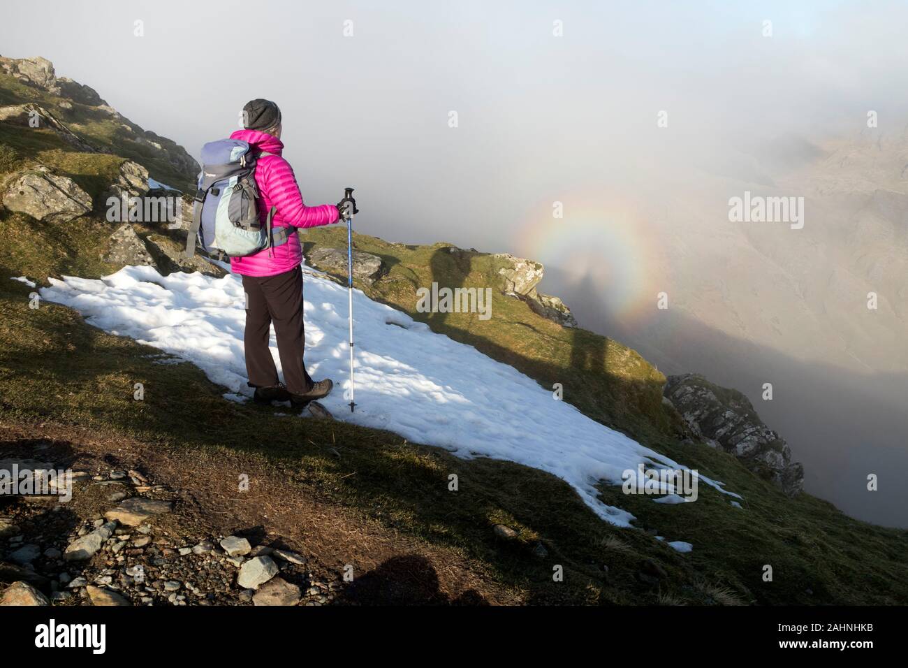 Coniston, Lake District, Cumbria GROSSBRITANNIEN. 31. Dezember 2019. UK Wetter. Ein Wanderer geniesst den spektakulären Phänomen einer Brocken Gespenst am letzten Tag der 2019. Diese halo wie Regenbogen sind auch als Herrlichkeit der Meteorologen bezeichnet. Sie enthalten die Schatten einer Person und werden von der Sonne Casting der Schatten des Beobachters auf Nebel oder Wolke unter ihnen verursacht, während die Halo durch Beugung verursacht wird. Quelle: David Forster/Alamy leben Nachrichten Stockfoto