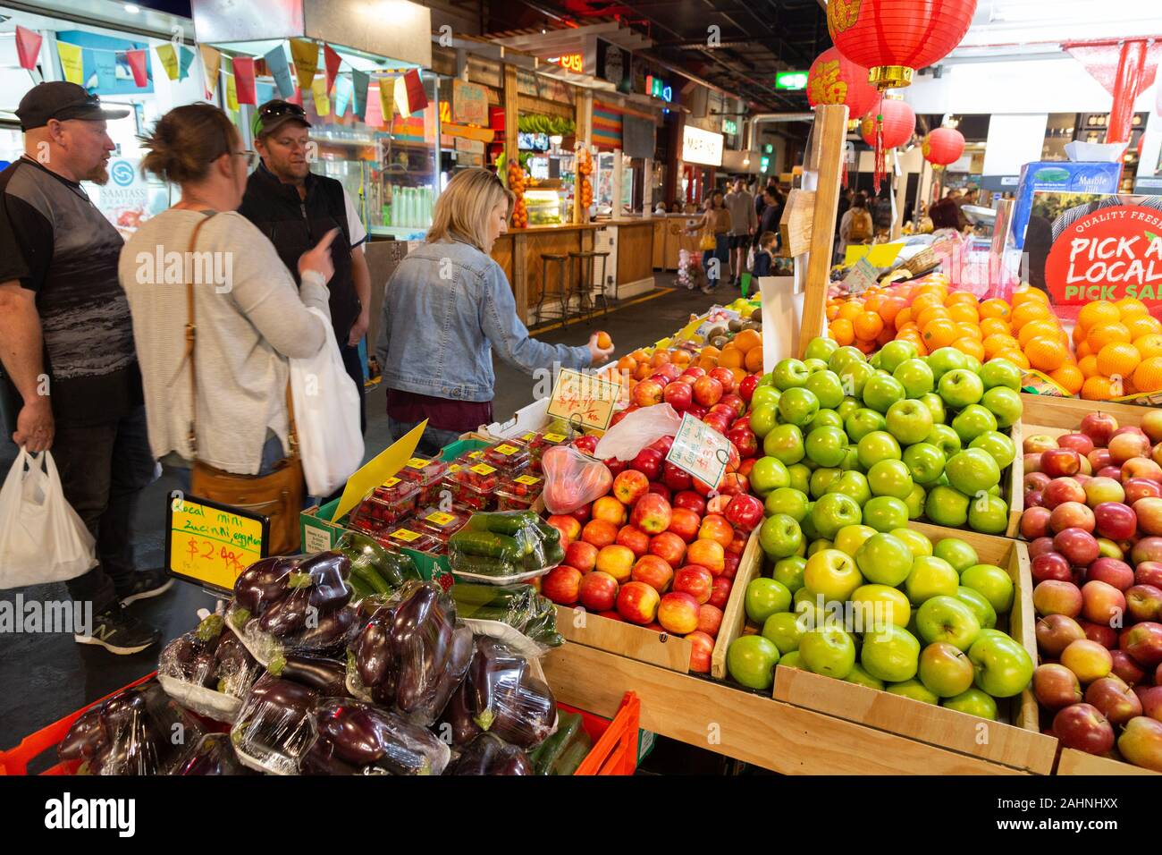 Central Market Adelaide; Leute einkaufen für Essen an den Ständen im Innen- Central Market, Adelaide. Stockfoto