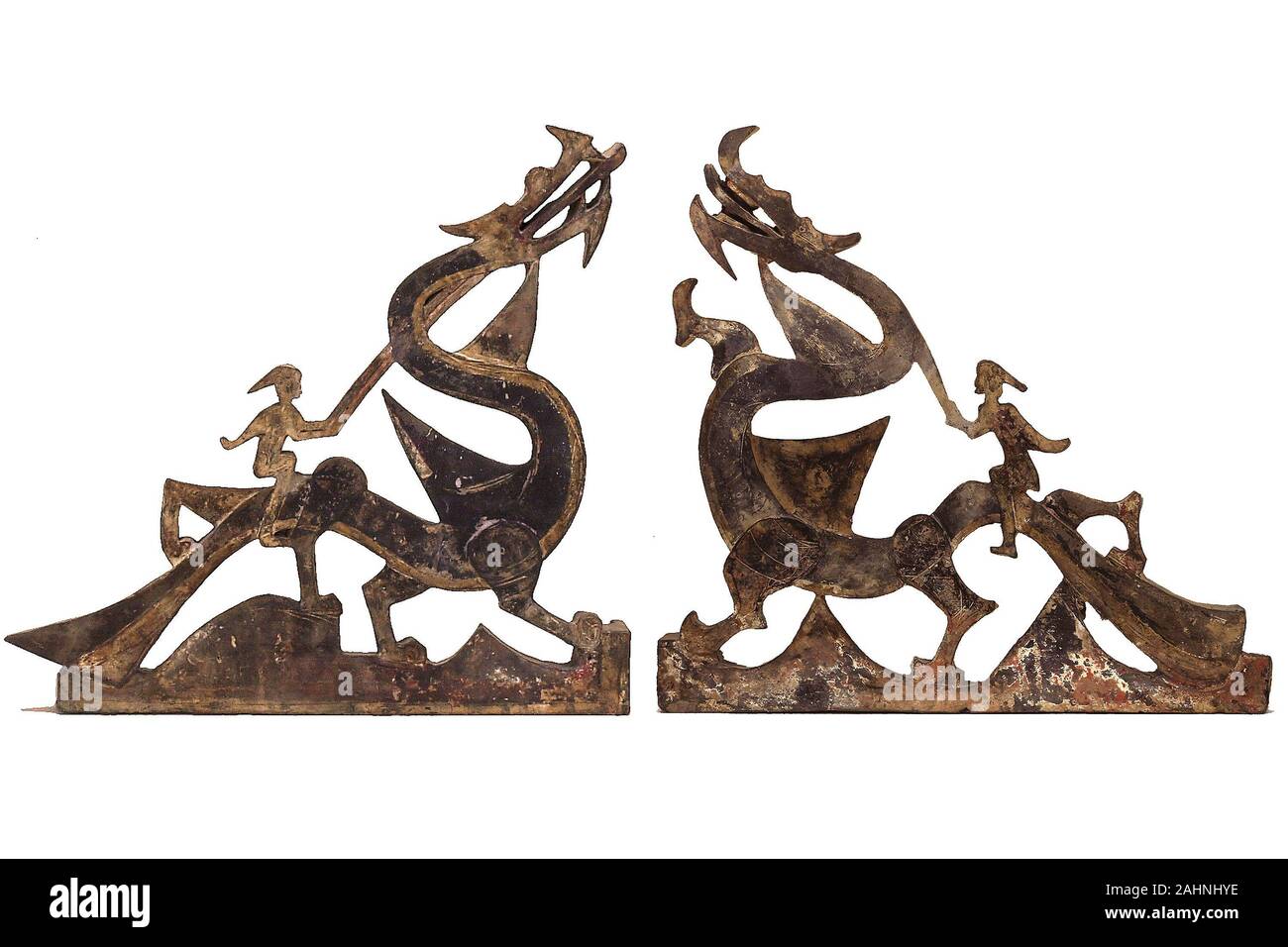 Unsterblichen Reiten Drachen Abschnitte eines Grabes Giebel. 206 AD - 220 AD. China. Grau Steingut mit Spuren von Schlupf und polychrome Pigmente Diese dreieckige Skulpturen ursprünglich unter dem Schrägdach einer Grabkammer aus Ziegel passen. Die Position der ähnlichen Panels intakt entdeckt, dass sie ursprünglich zwei Enden eines Giebel, eine Kammer in der Hälfte geteilt gebildet. Die geschnitzten Holzpaneelen und zu Winged zeigen Zahlen über Drachen schreiten über Hügel oder Wellen montiert lackiert. In Han Mythologie, solche Wesen werden in der Reihenfolge beschrieben, in der Unsterblichen (xian). In das ewige Leben erreicht, diese Stockfoto