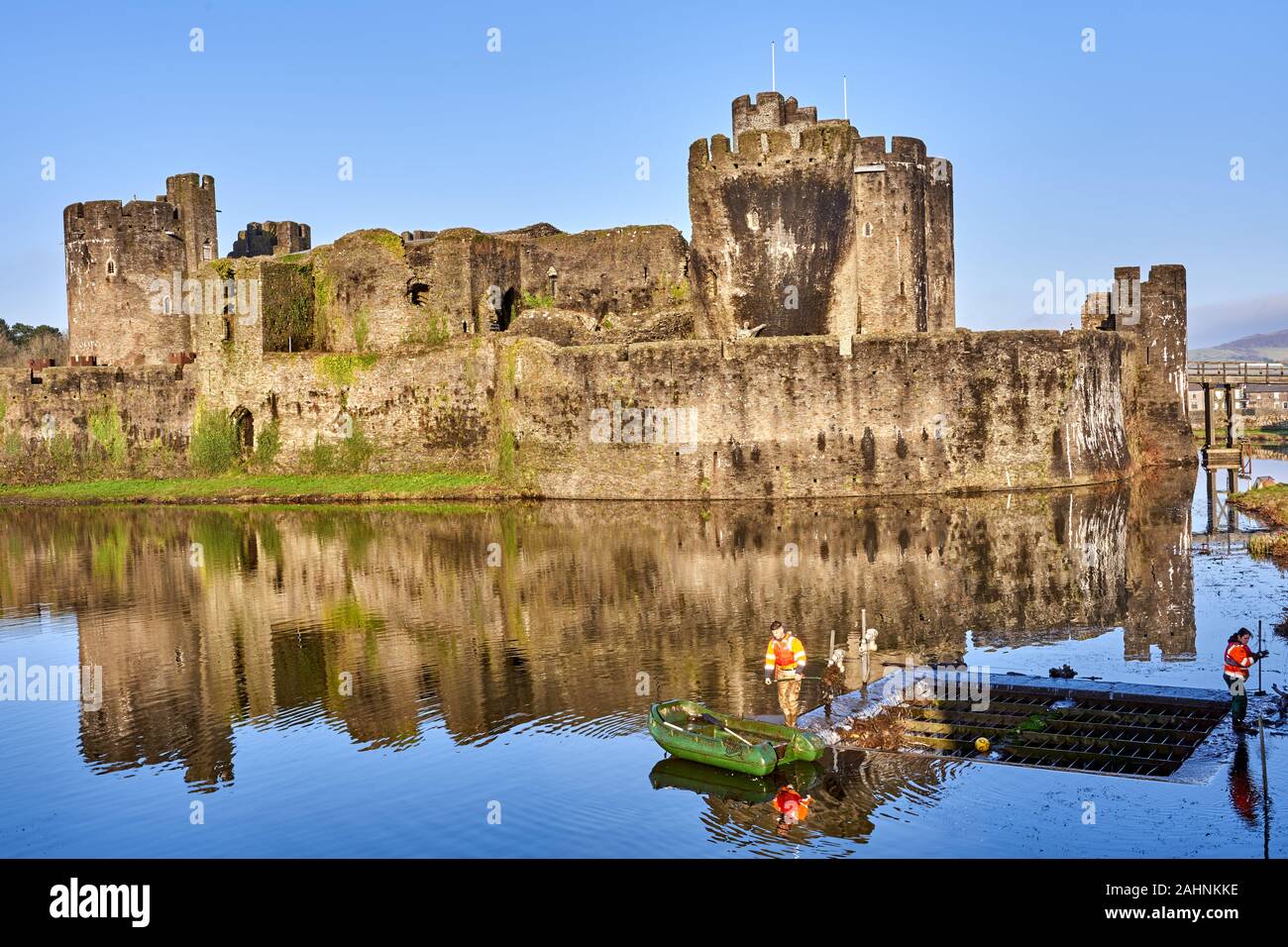 Unkraut Abstand in den Wassergraben von Caerphilly Castle, South Wales Stockfoto