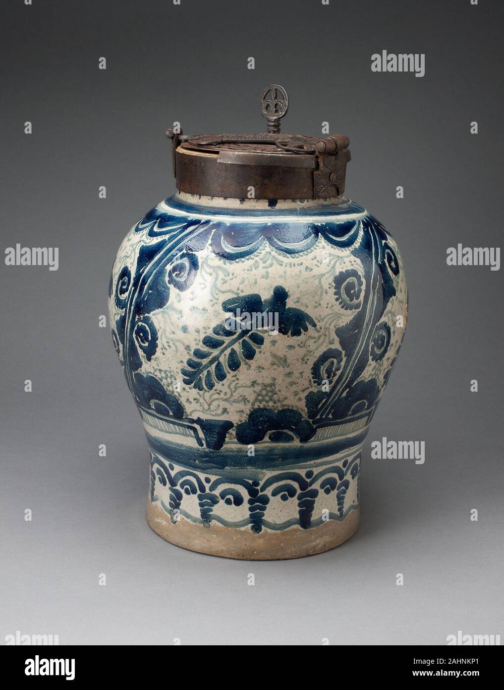 Talavera Poblana (unbekannte Rolle). Schokolade Jar mit Eisen - gesperrt Deckel. 1725 - 1775. Puebla. Zinn - glasierte Irdenware Talavera poblana, ein Tin-glasiert Steingut, in der mexikanischen Stadt Puebla gemacht wurde zu Beginn des 16. Jahrhunderts. Die Bezeichnung bezieht sich auf die Majolika-produzierenden Stadt Talavera de la Reina in Spanien. Talavera emuliert die Entwürfe von modischen importiert Spanische Keramik; wie seine spanischen Prototypen, zeigte es den Einfluss der Islamische, chinesische, italienische und französische Keramik, alle im kosmopolitischen Spanien während des fünfzehnten und sechzehnten Jahrhundert und Übertragen Stockfoto