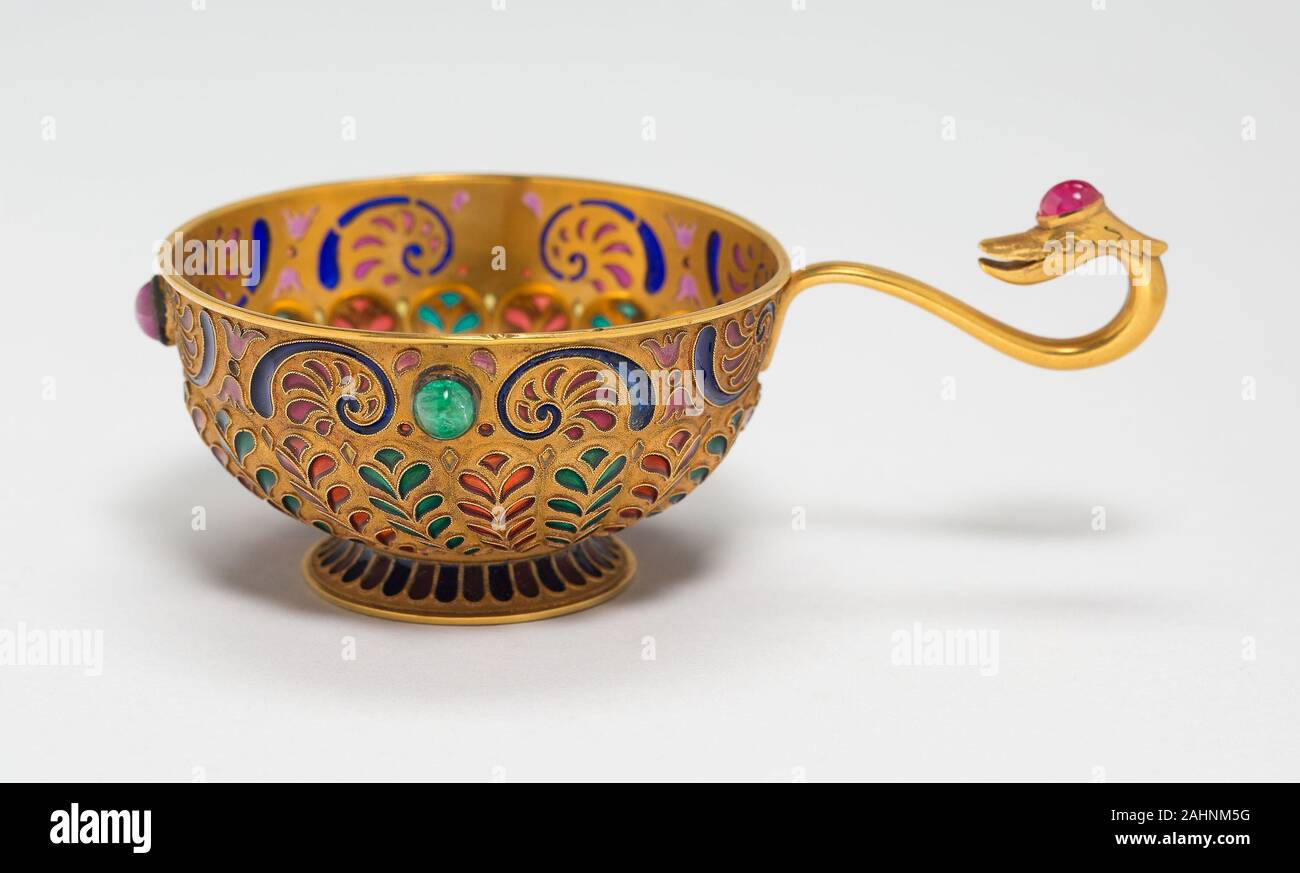 A. Tillander. Miniatur-Cup. 1895 - 1905. Sankt Petersburg. Gold, plique-à-jour, und cabochon Rubin Stockfoto