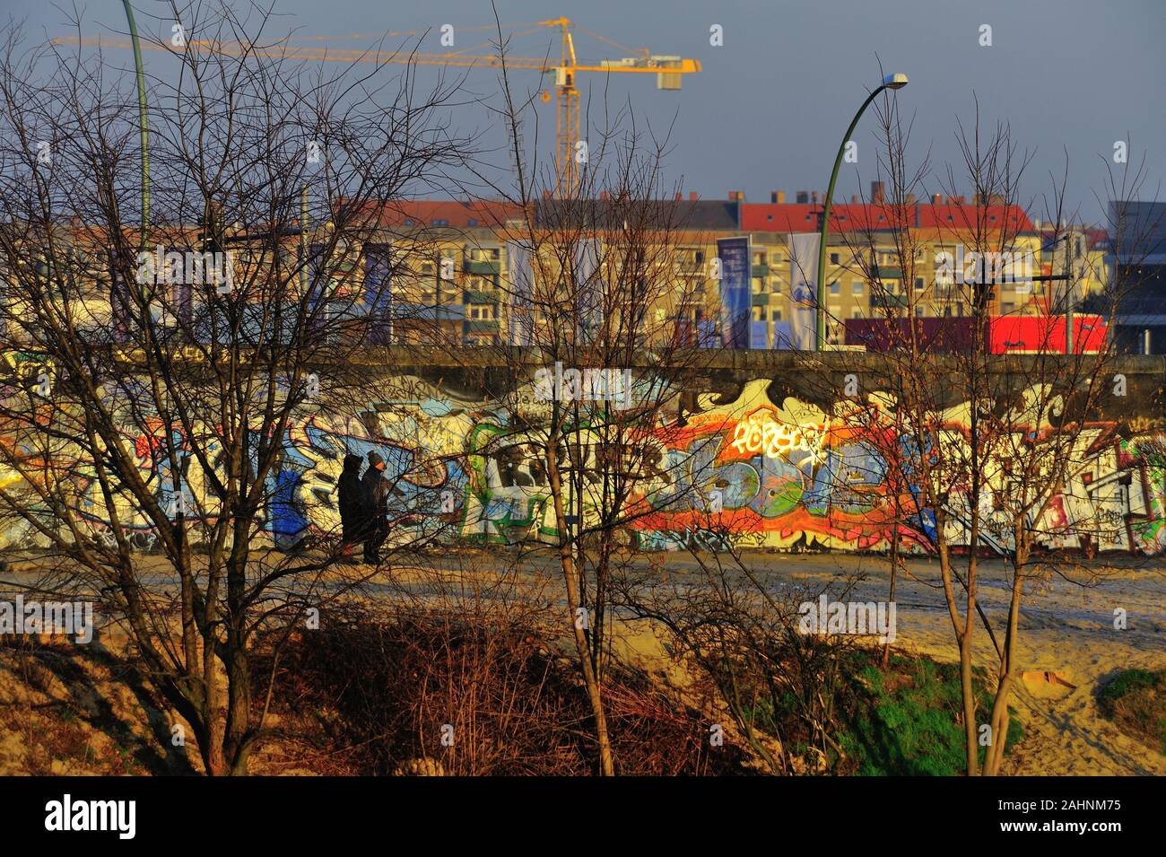 Berlin, Berliner Sehenswürdigkeiten, Wand, hellen, kalten Krieges, bunte, farbenfrohe Malerei, Farben, Farben, Ost-Berlin, ehemalige Division, deutsche Geschichte, Deutschland, Graffiti, historisch, Historische Stätte, Manifestation, Speicher, die wichtigsten Sehenswürdigkeiten von Berlin, Deutschland, DDR, Berliner Mauer, Berliner Mauer, Berlin, die wiedergefundene Stück der Berliner Mauer von 1961, Berliner Mauer, Teil der ehemaligen Berliner Mauer an der East Side Gallery, East Side Gallery Stockfoto