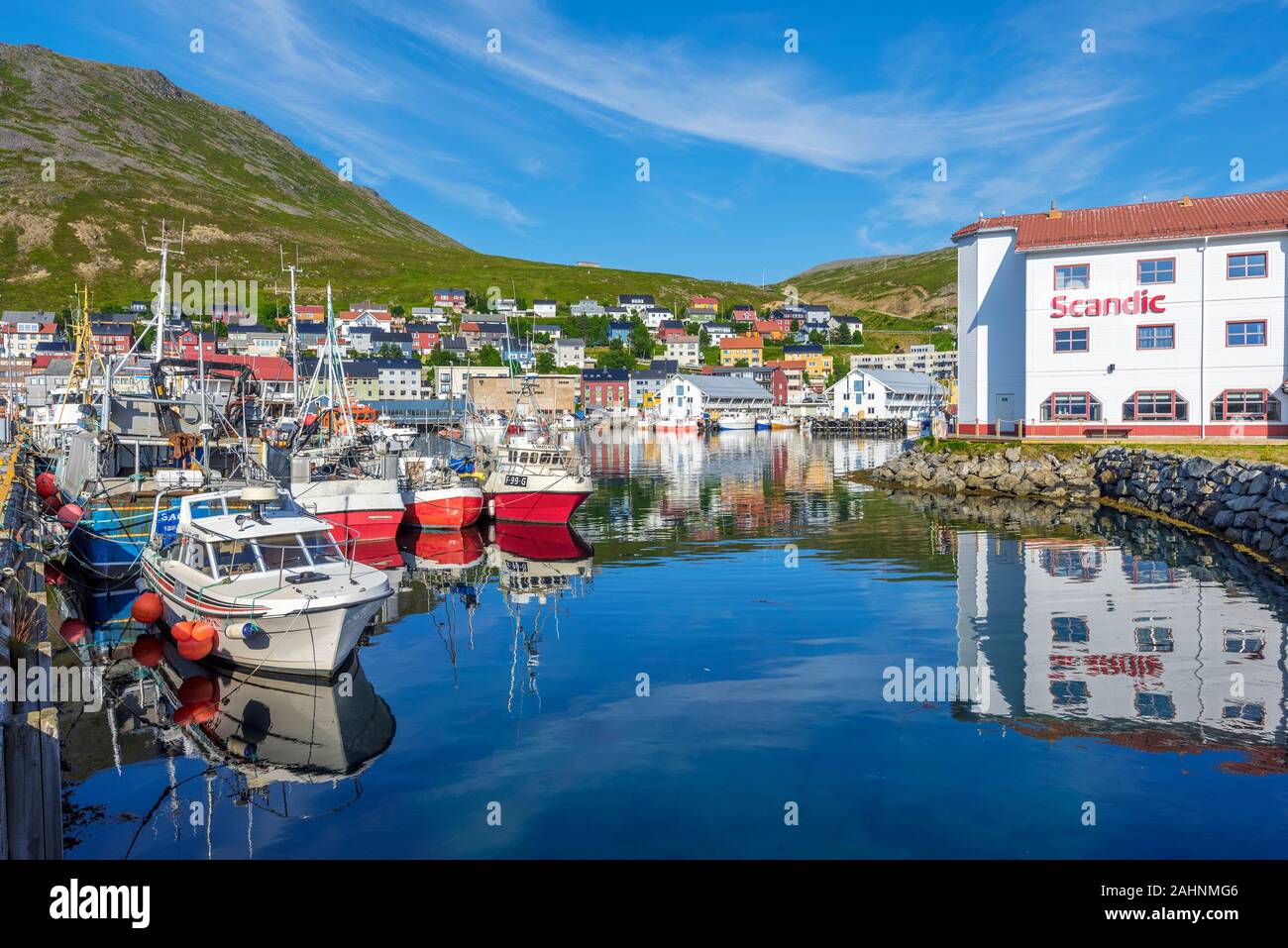 Honningsvag, Norwegen - 10 August 2017 Der Hafen mit angelegten Fischer Boote in Honningsvag Stadt in Mageroya Insel. Nordkapp Gemeinde in der Finnmark Stockfoto