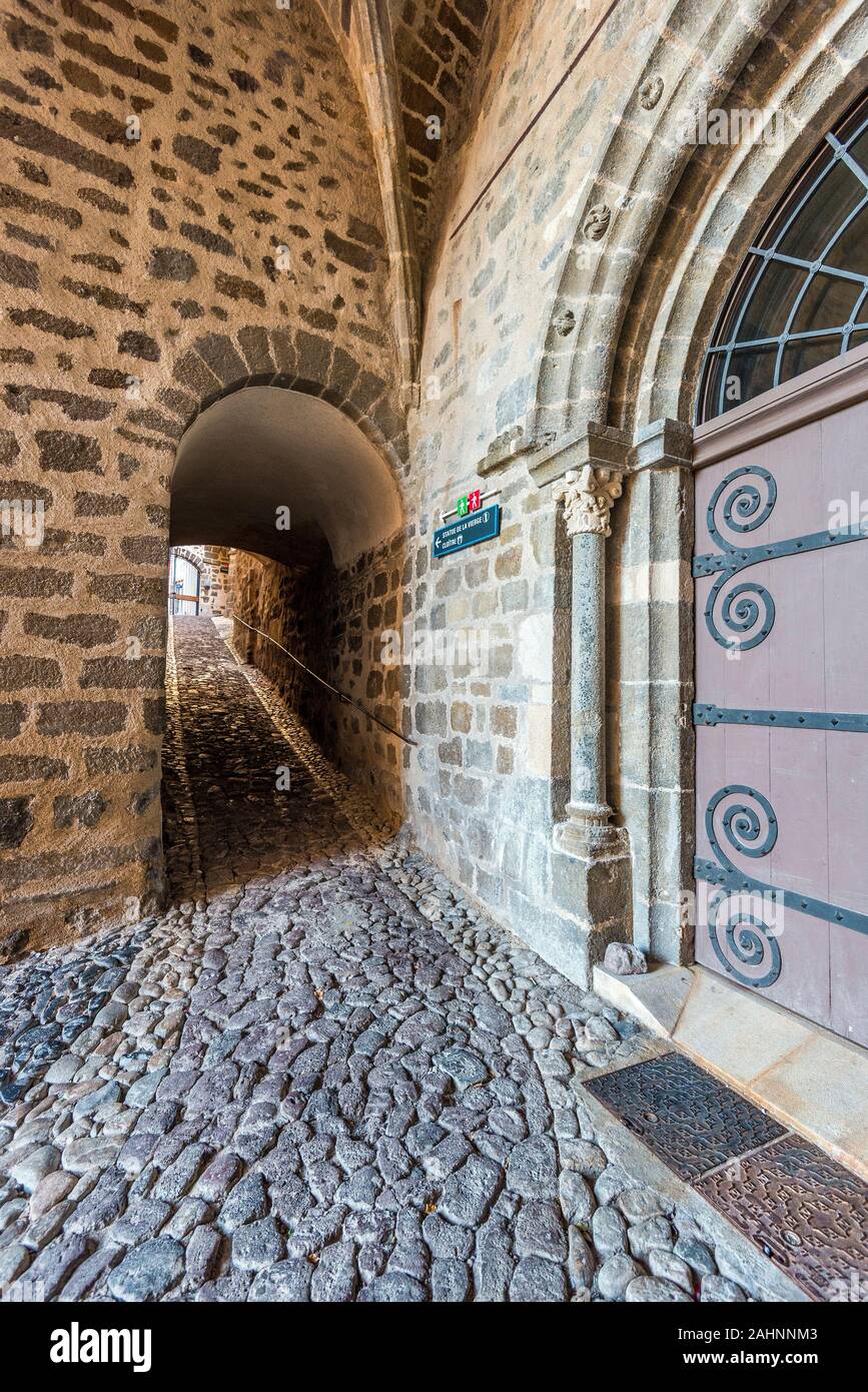 Der Hof des Hotel Dieu Le Puy Kathedrale mit dem Spaziergang auf den Kreuzgang. Le Puy-en-Velay Stadt in Haute-Loir Abteilung, Auvergne-Rhone-Alpes reg Stockfoto