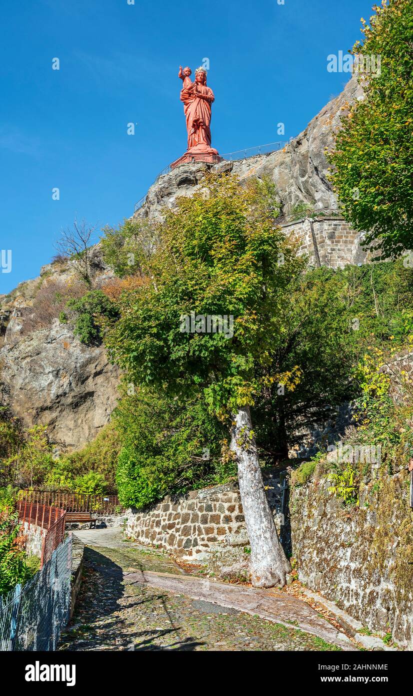 Der Spaziergang vorbei an der Corneille Rock Aufsteigen in Le Puy-en-Velay, Stadt, Notre Dame de France Denkmal befindet sich in der Spitze. Abteilung Auvergne-Rhone Haute-Loir Stockfoto