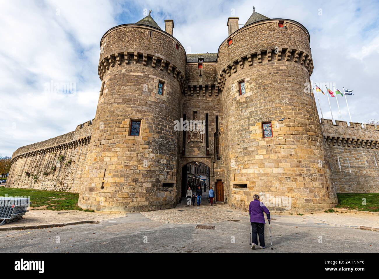 Guerande, Frankreich - 1. November 2018 Saint-Michel Tor in Guerande mittelalterliche Stadt im Westen Frankreichs. Stockfoto
