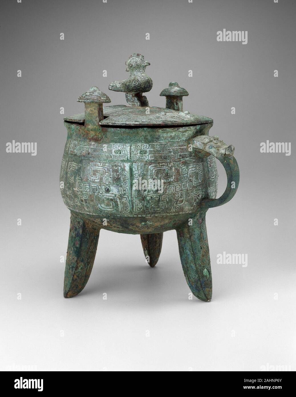 Becher. 1600 v. Chr. - 1050 v. Chr.. China. Für Adel der Shang Dynastie Bronze, göttlichen Firmenwert wurde in Anspruch genommen und zurückgezahlt mit Ritual, das Angebot an Speisen und Getränken. Dieses Schiff, das über das Feuer gelegt worden wäre, aufopfernde Wein zu heizen, zeigt die straff Profil und präzise Oberfläche Dekoration und zeichnet die besten Bronzen zu diesem Zweck in Auftrag gegeben. Seine Oberfläche Dekoration ist aufwändig in mehreren Ebenen von Relief ausgeführt. Zwei Ebenen von Monster Masken, jeder gebildet von Haken und Spiralen um ein paar weit aufgerissenen Augen, umkreisen die ausgestellten Schüssel. Verlängerte Versionen dieser Masken, die sein können Stockfoto