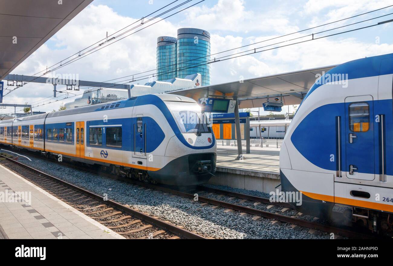 Plattform Von Utrecht Centraal Station Mit Einem Sprinter Lighttrain Slt Der Nederlandse Spoorwegen Niederlandisch Utrecht Niederlande Stockfotografie Alamy