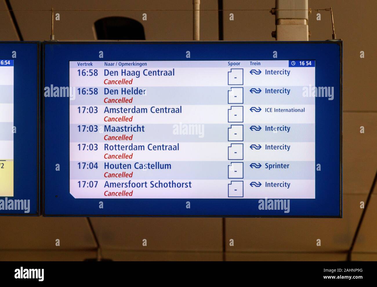 Anzeige bei Utrecht Centraal Station, zeigt die Abfahrt der Züge. Aufgrund eines nationalen Streik bei der niederländischen Bahn (NS) alle Reisen mit der Bahn storniert wird. Stockfoto